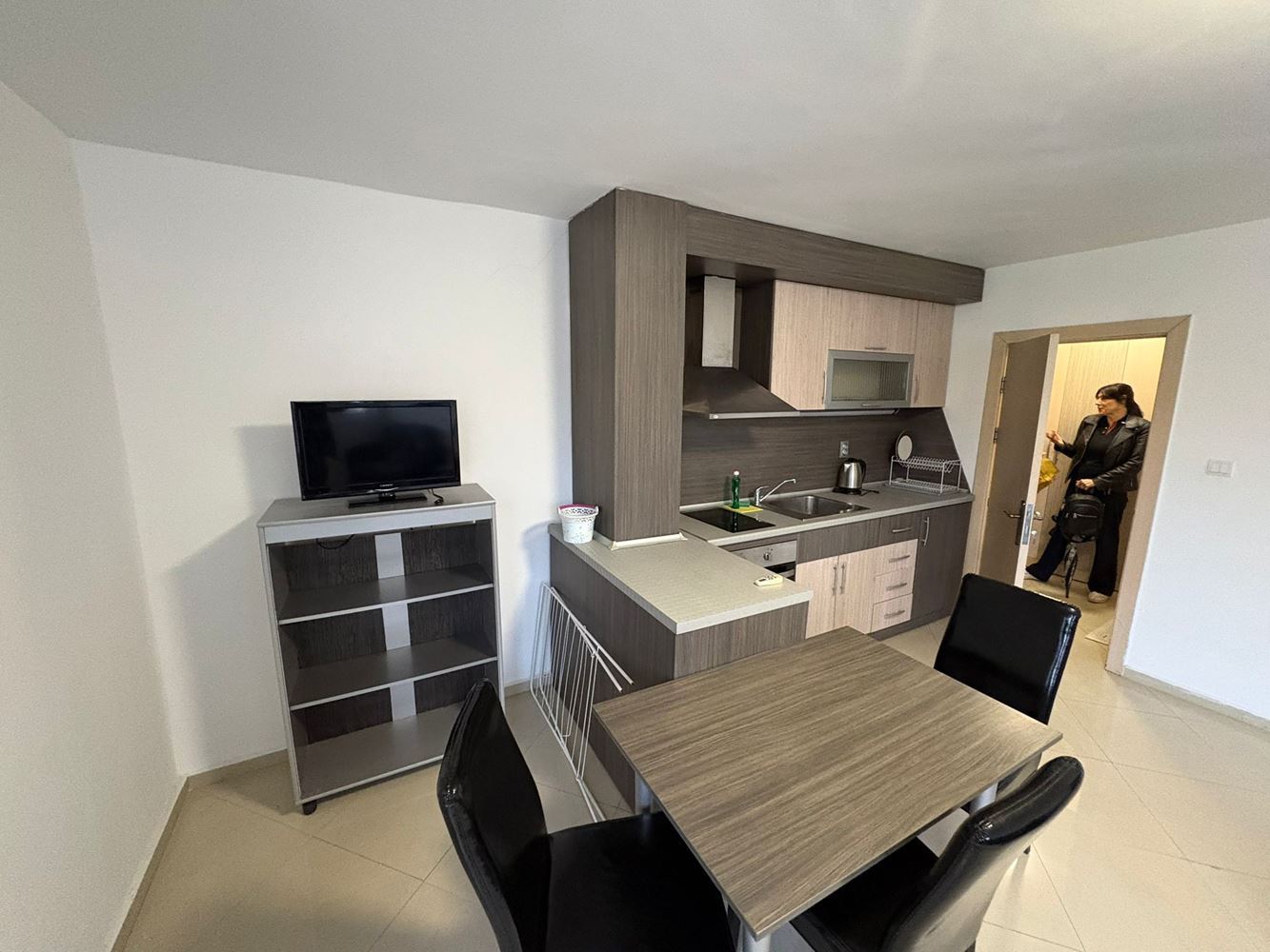 Просторная полностью меблированная студия в Поморие – восточная ориентация и отличная локация в 400 м от моря