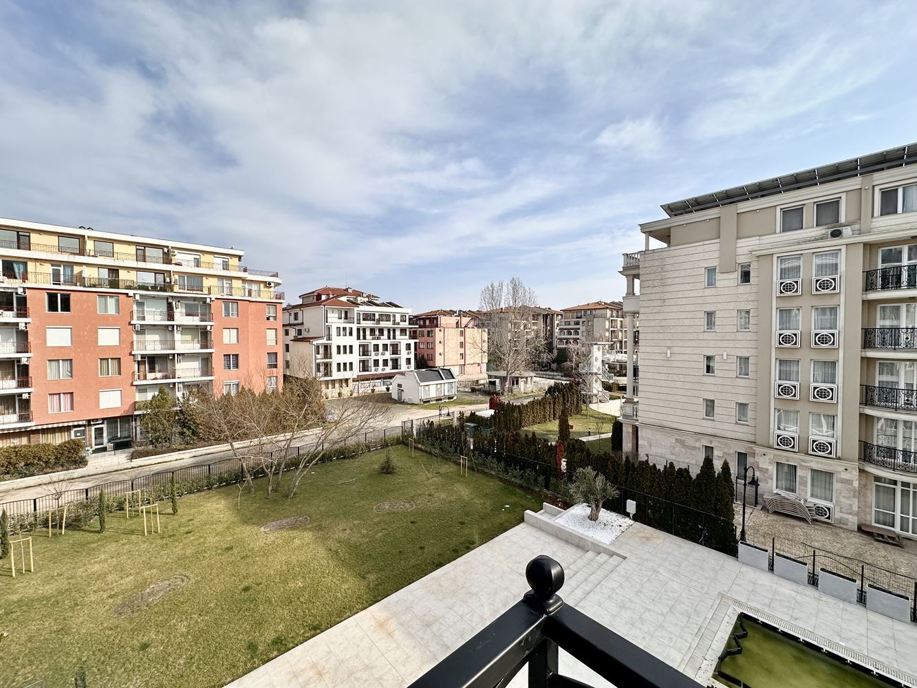 Уютная квартира с одной спальней с видом на бассейн и зелёные зоны в Солнечном Береге – готова к использованию