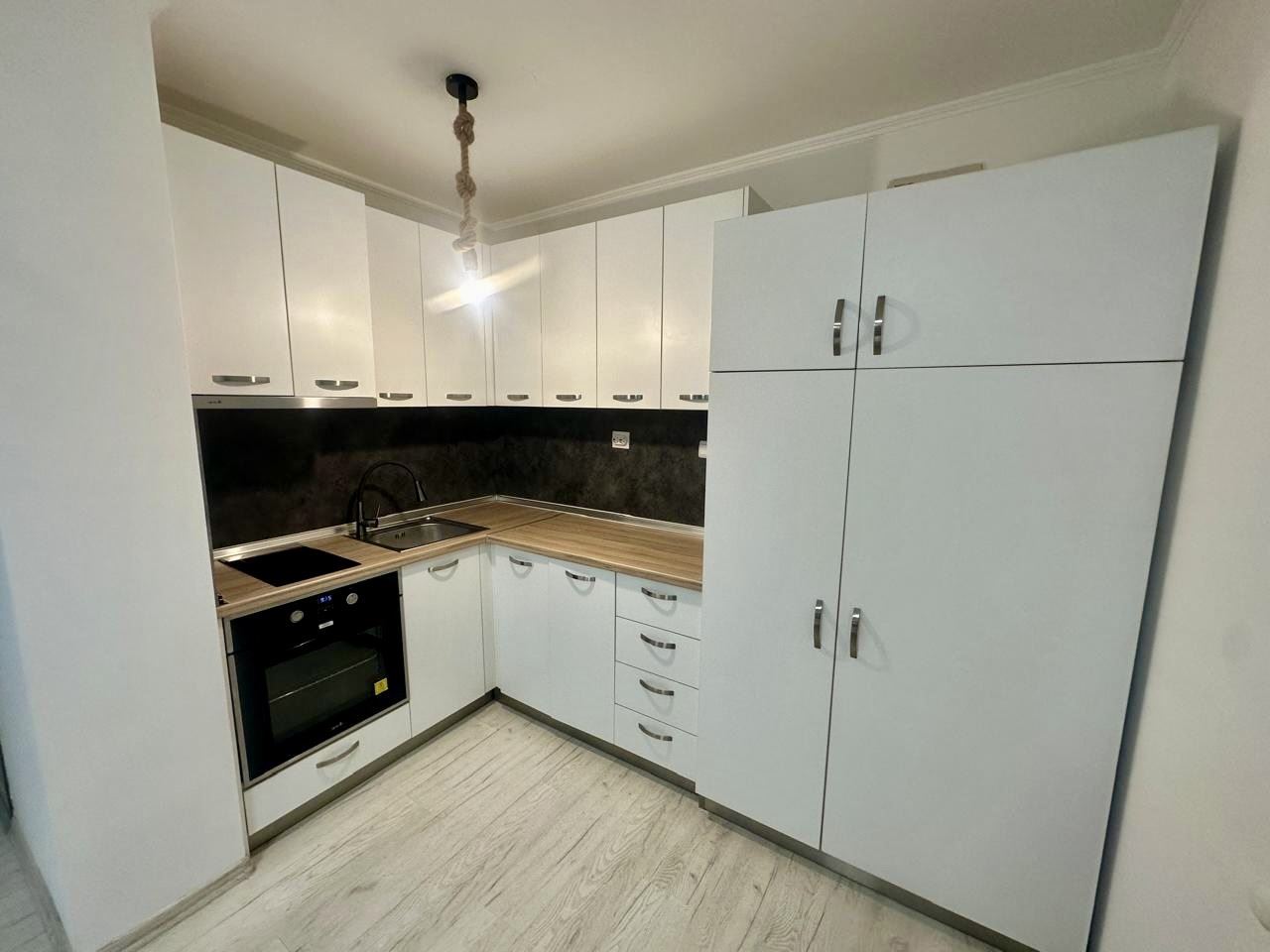 Просторная студия на партере с террасой и возможностью переделки в квартиру с одной спальней – всего в 300 м от моря