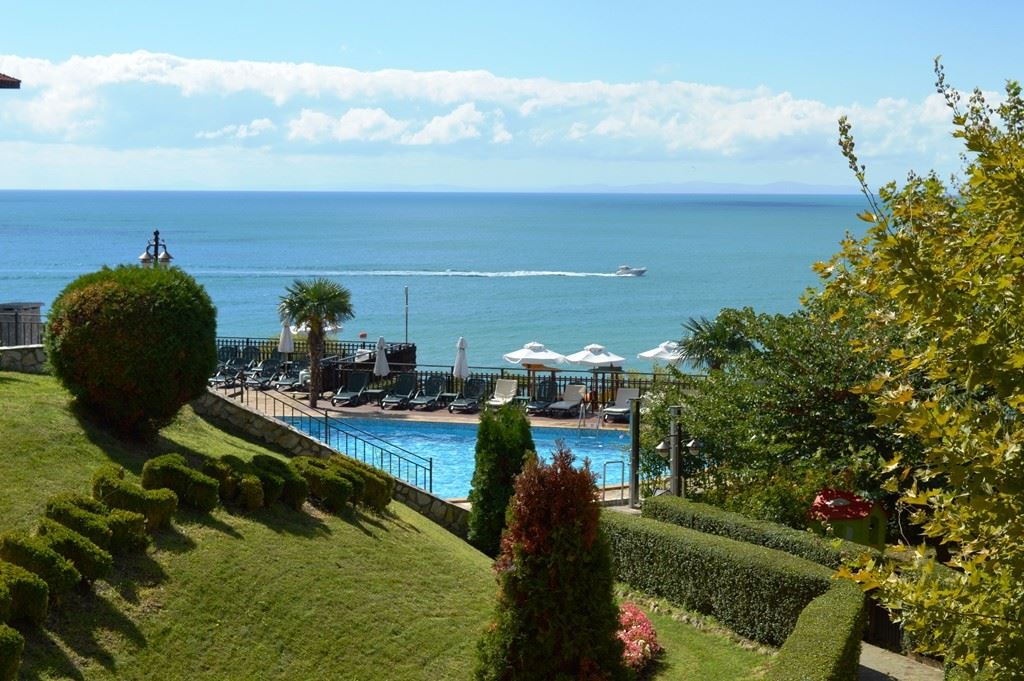 Роскошь на первой линии – стильный апартамент с верандой, собственным садом и видом на море в Святом Власе