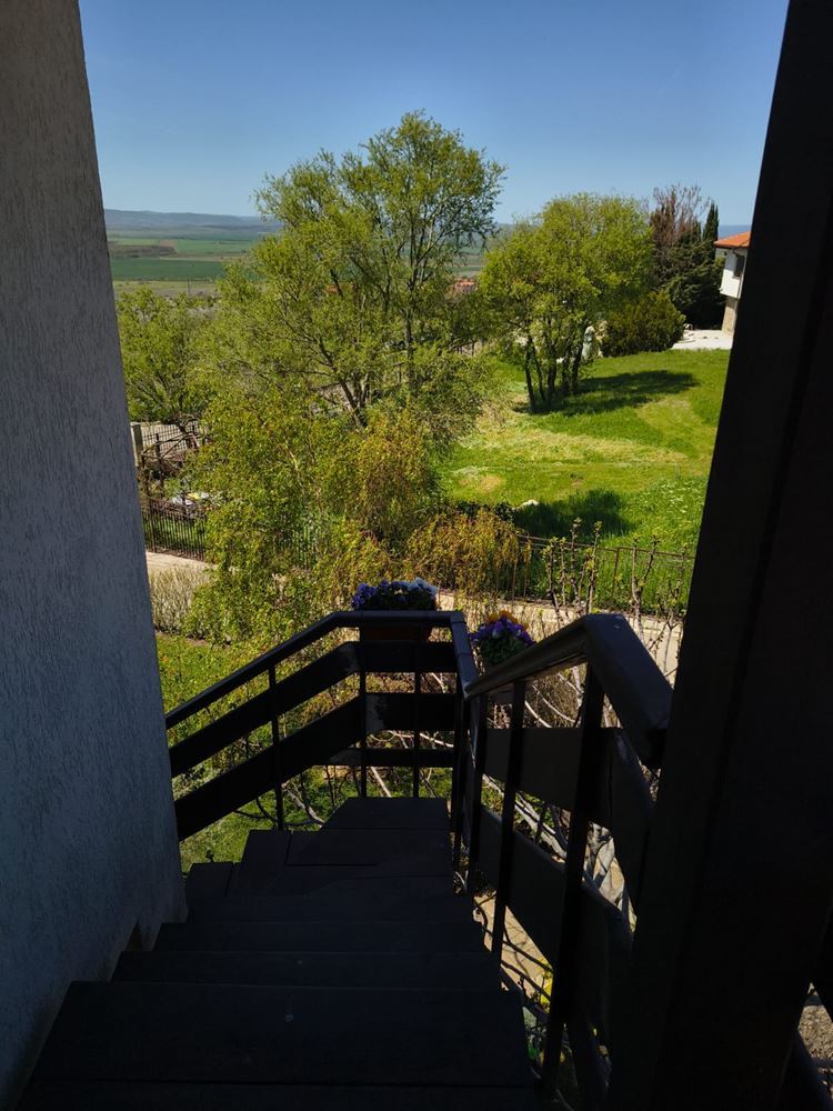 Отремонтированная двухкомнатная квартира с панорамным видом в современном комплексе рядом с Солнечным берегом