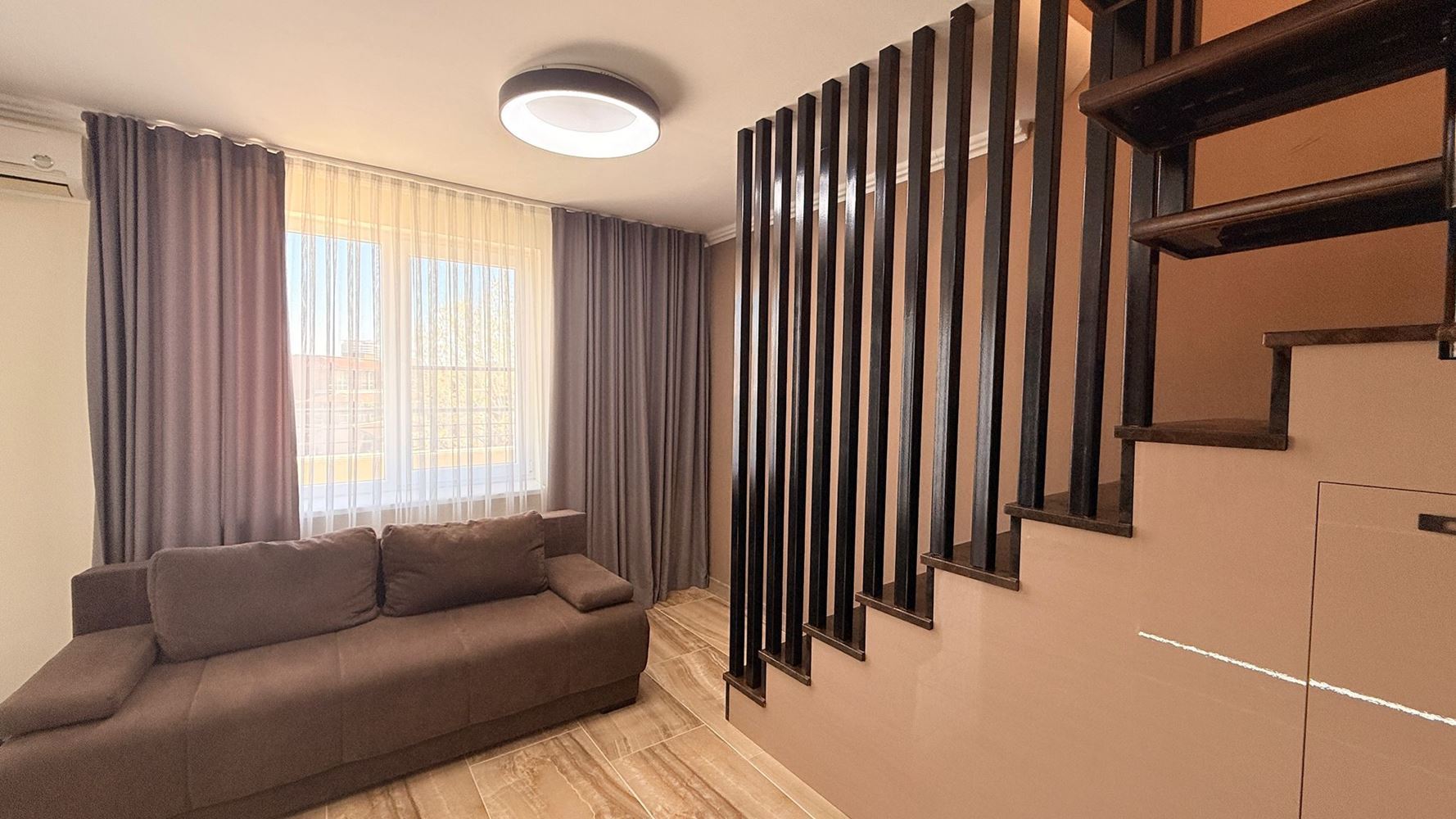 Роскошный двухуровневый апартамент с тремя спальнями в центре Солнечного Берега – простор, стиль и комфорт на двух уровнях