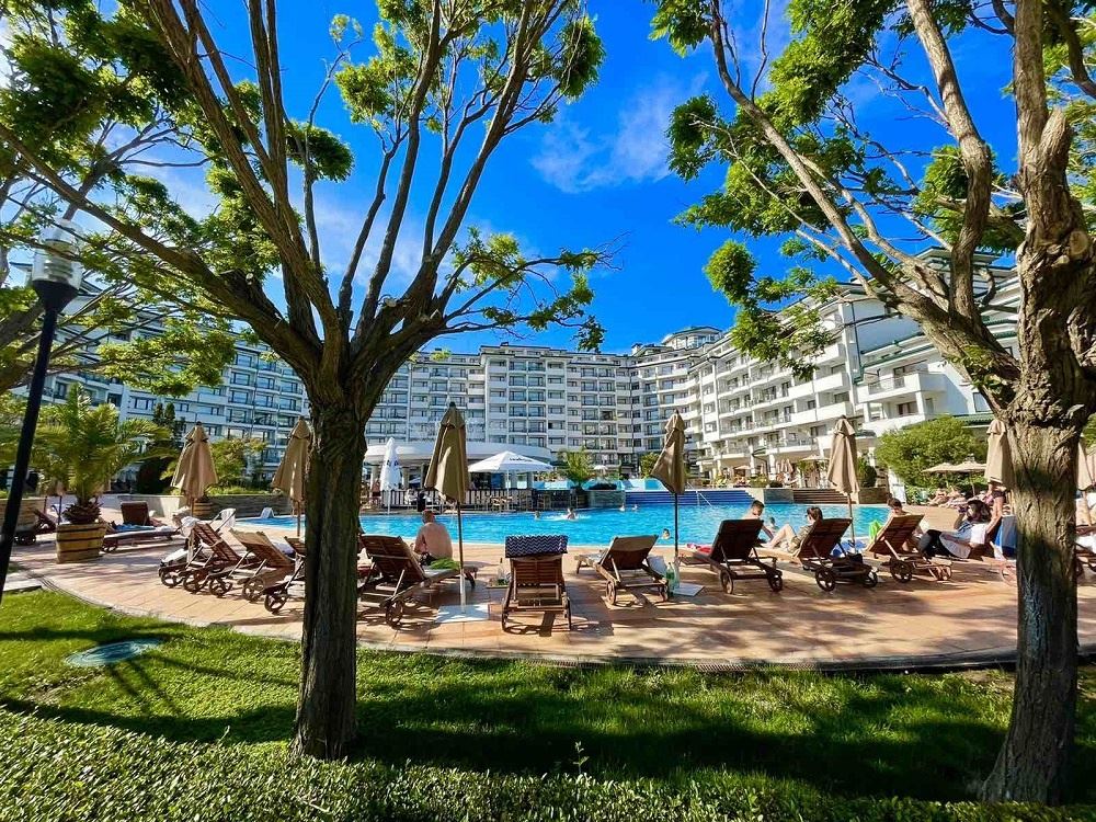 Высокий стандарт и разнообразные удобства – превосходная двухкомнатная квартира в элитном комплексе на первой линии в Равда