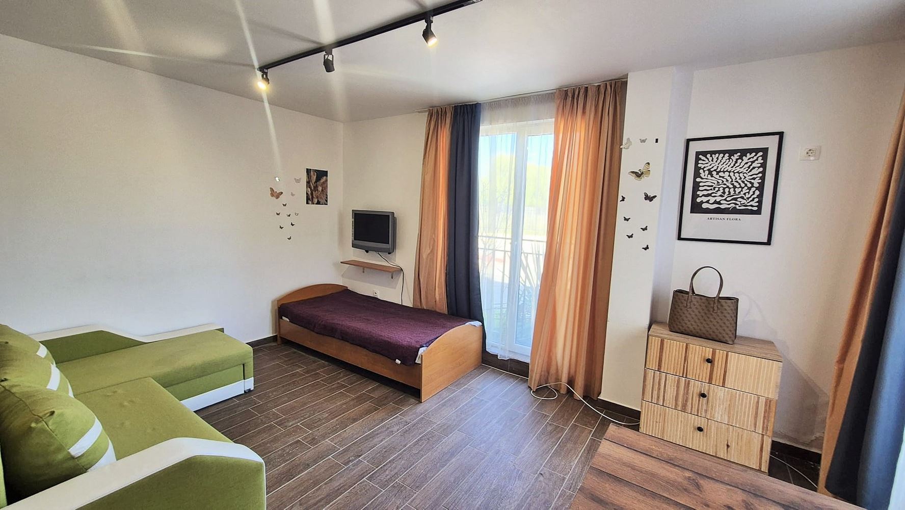 Просторная студия с низкой таксой обслуживания в Солнечном Береге – отличное расположение и готова к использованию