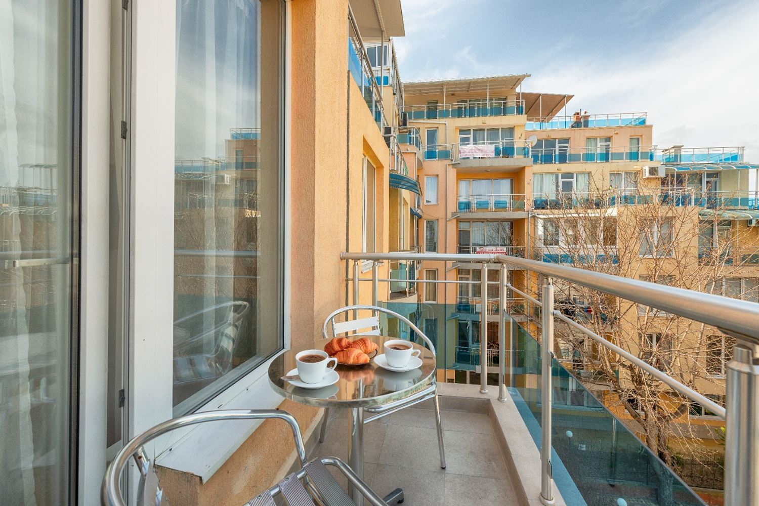 Солнечная и просторная студия с видом на море в Равде – 100 м от пляжа, в ухоженном комплексе с бассейном и зеленью