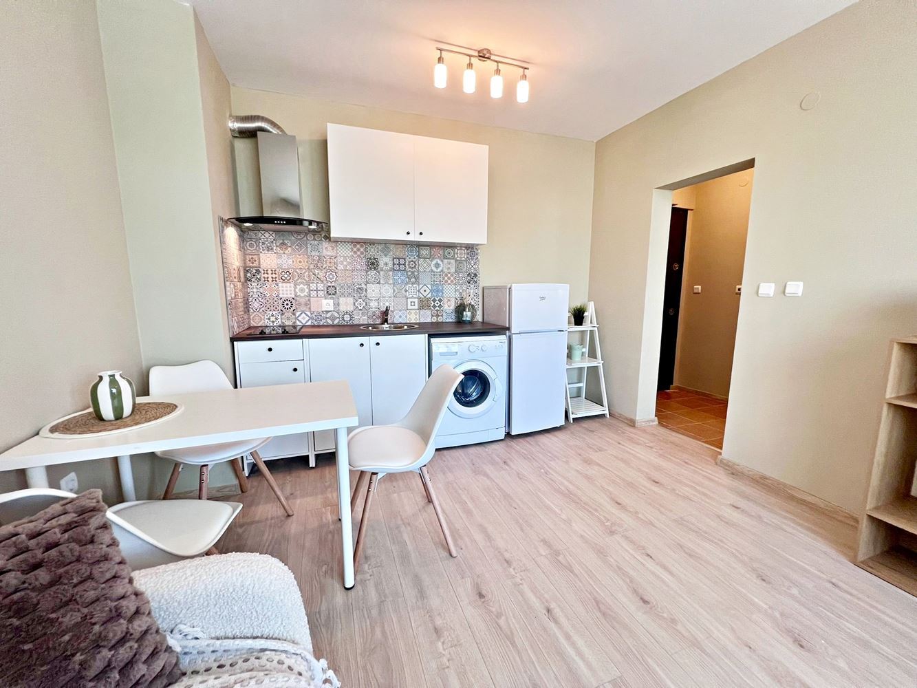 Стильная квартира с одной спальней с низкой таксой обслуживание в отличном комплексе в Солнечном Берегу – готова к проживанию или инвестиции