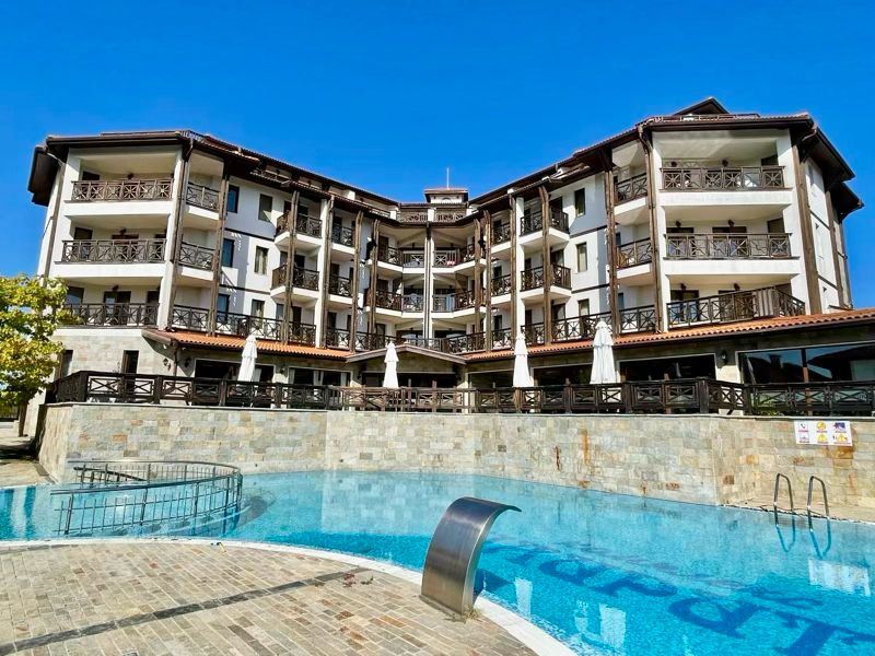 Просторная полностью меблированная студия с видом на бассейн в Солнечном Береге – комфорт, спокойствие и отличная инвестиция