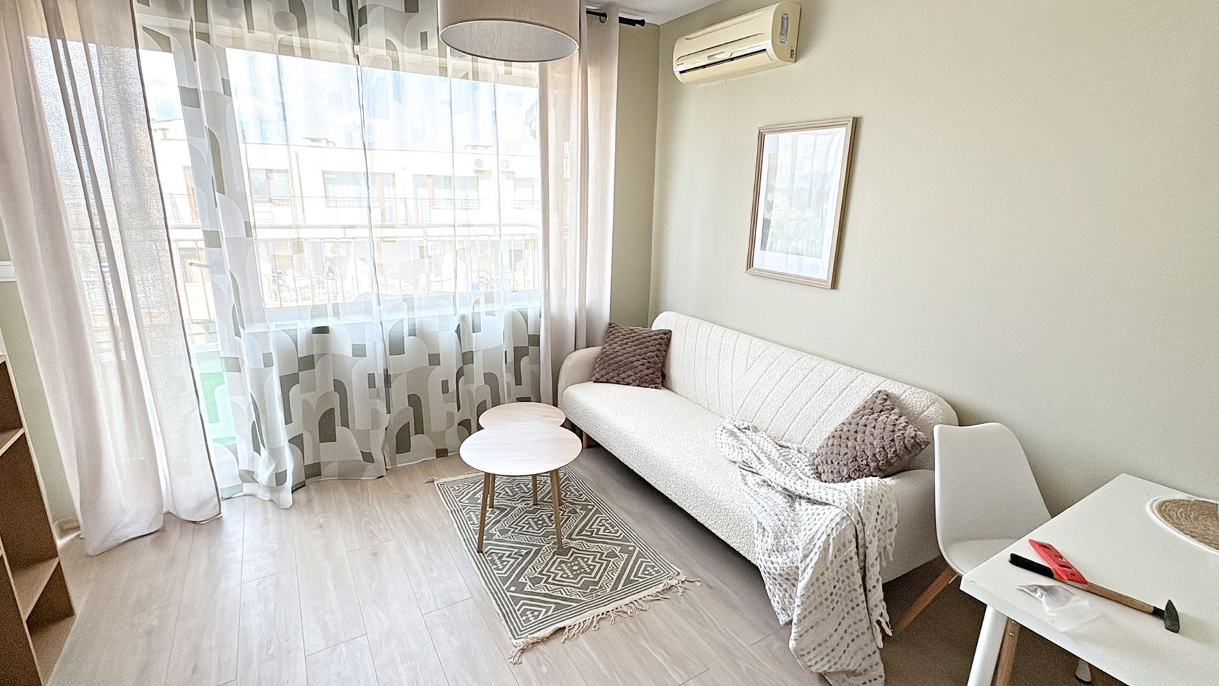 Стильная квартира с одной спальней с низкой таксой обслуживание в отличном комплексе в Солнечном Берегу – готова к проживанию или инвестиции