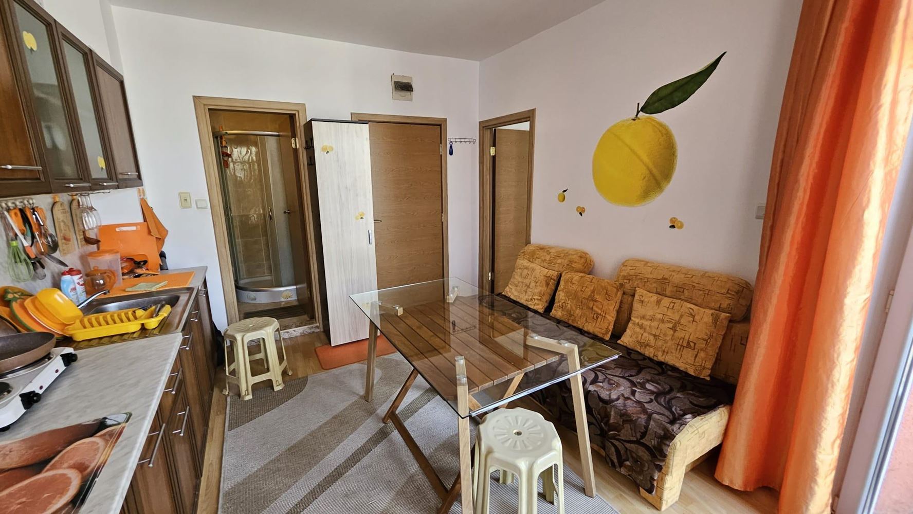 Современная квартира с одной спальней в закрытом комплексе с бассейнами и водными аттракционами в районе Солнечного берега