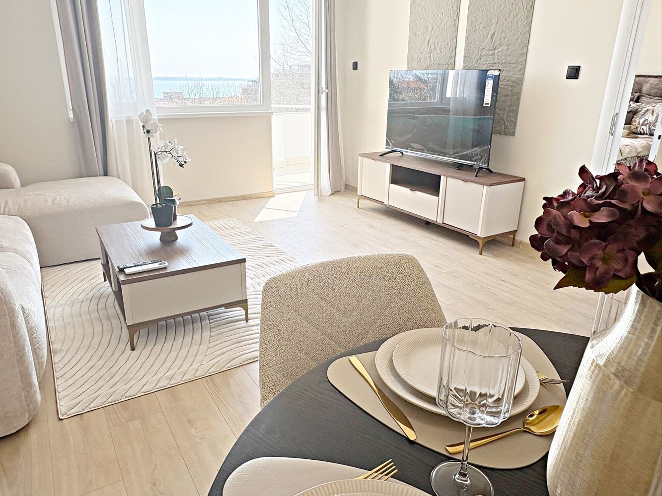 Два независимых жилых пространства с видом на море в центре Святого Власа – дизайнерский интерьер и собственное парковочное место