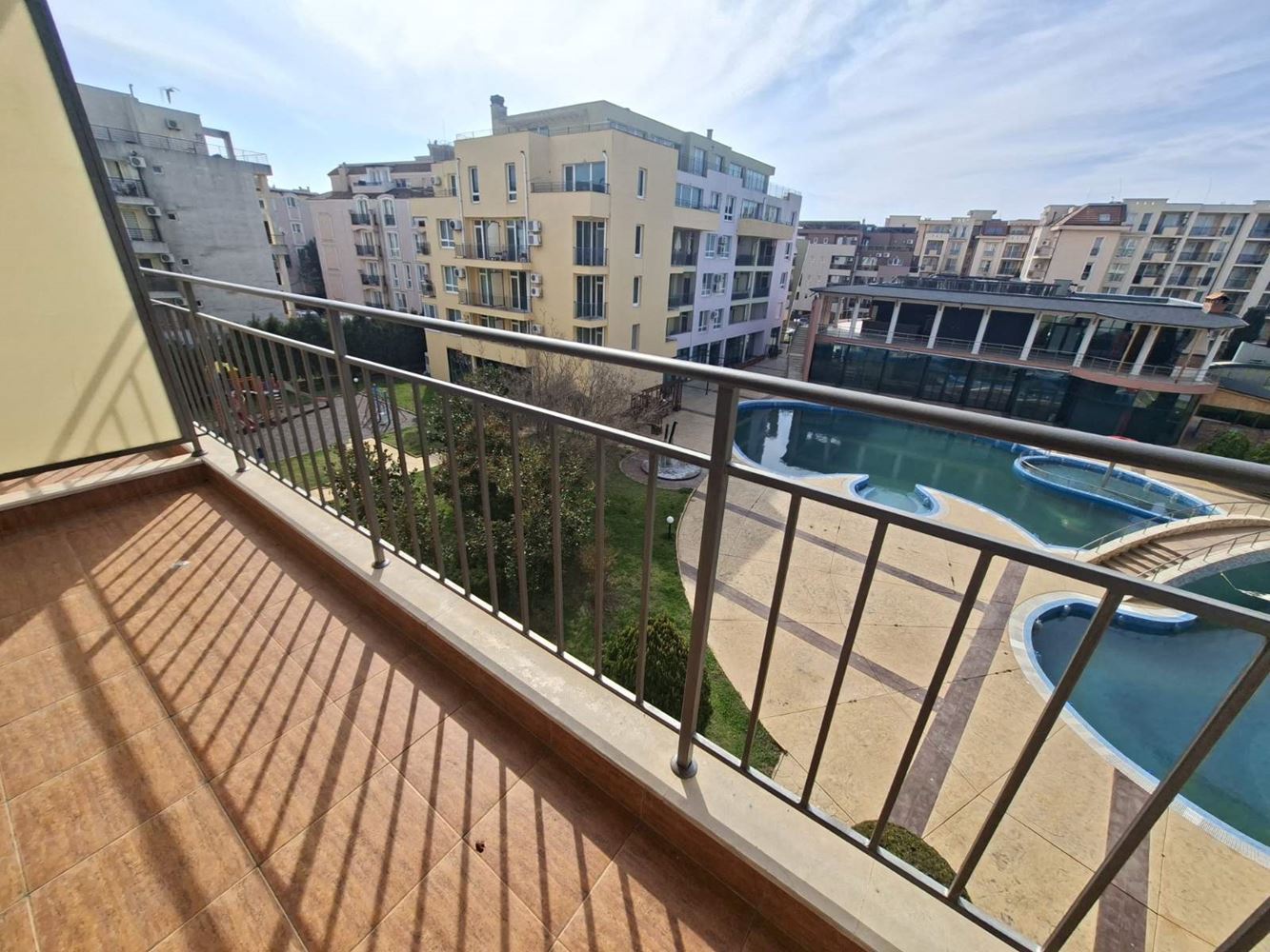  Просторная двухкомнатная квартира (с одной спальней) с полной курортной инфраструктурой в Солнечном береге