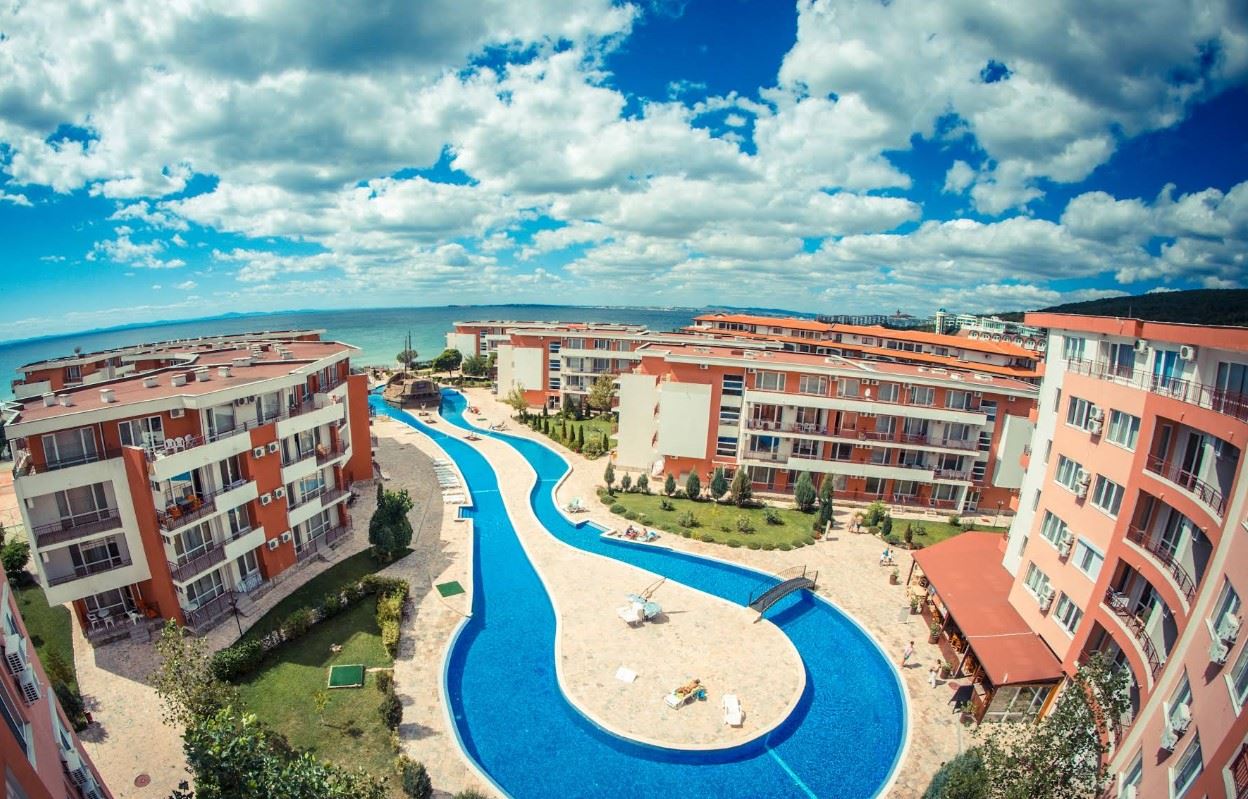 Студия на первой линии в комплексе в Елените – море, горы и курортный комфорт в одном