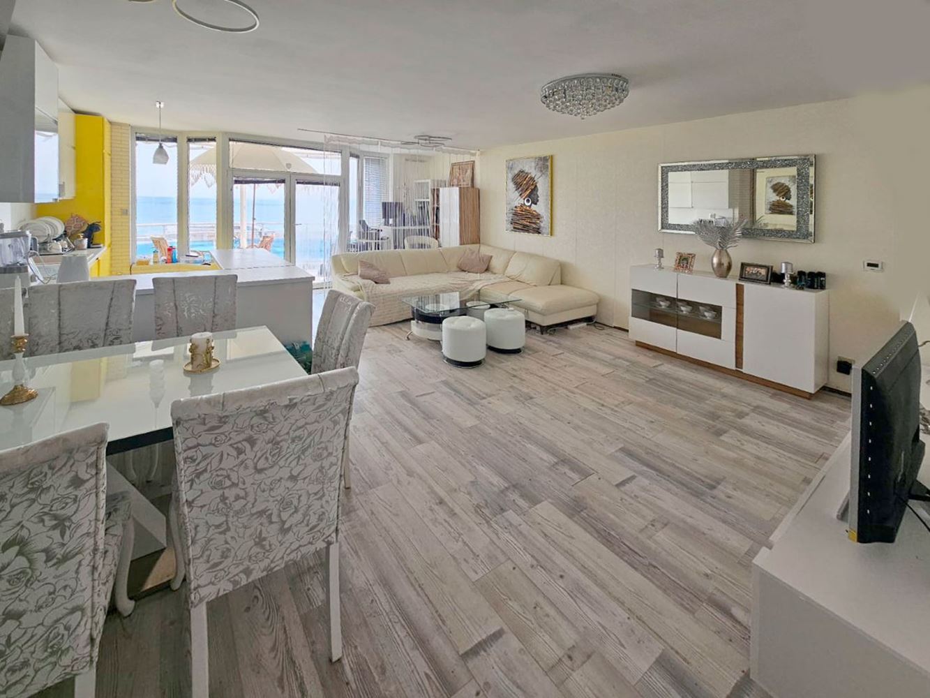 Роскошный апартамент с двумя спальнями с видом на море на первой линии в Равде – 114 м², две террасы и полный комфорт