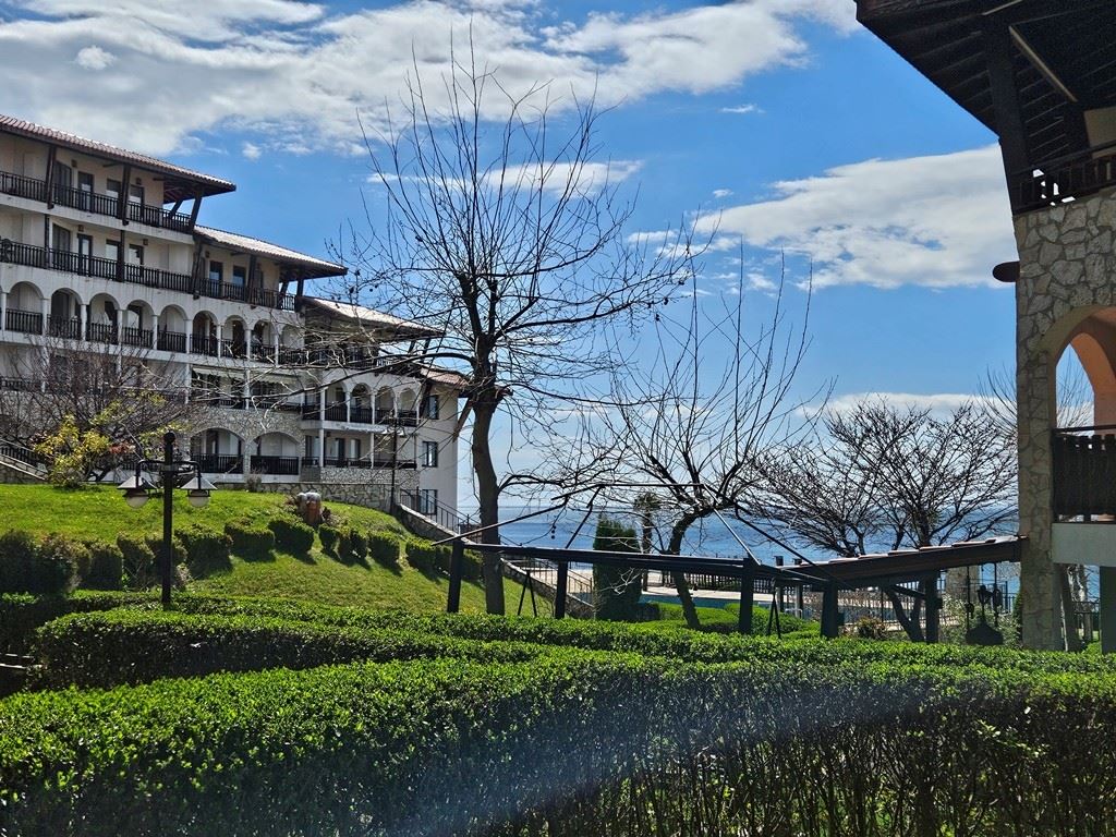 Роскошь на первой линии – стильный апартамент с верандой, собственным садом и видом на море в Святом Власе