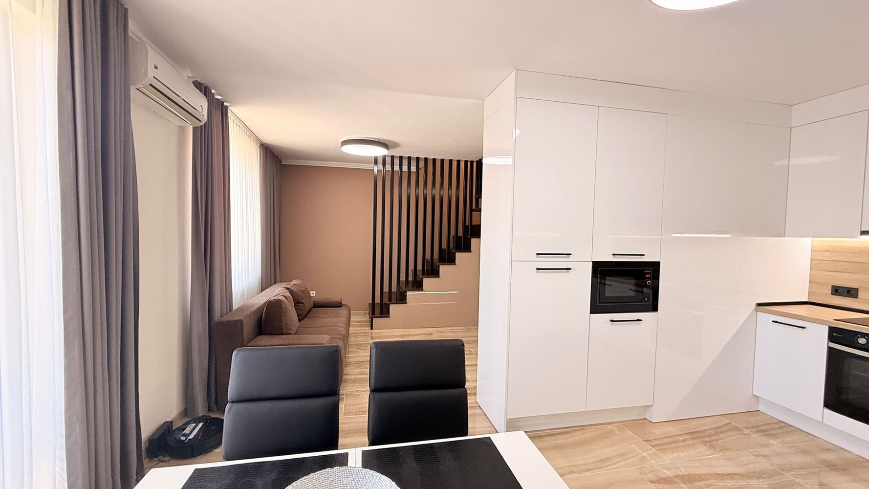 Роскошный двухуровневый апартамент с тремя спальнями в центре Солнечного Берега – простор, стиль и комфорт на двух уровнях