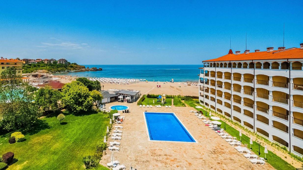 Просторная квартира с одной спальней на первой линии моря в Царево с полной меблировкой