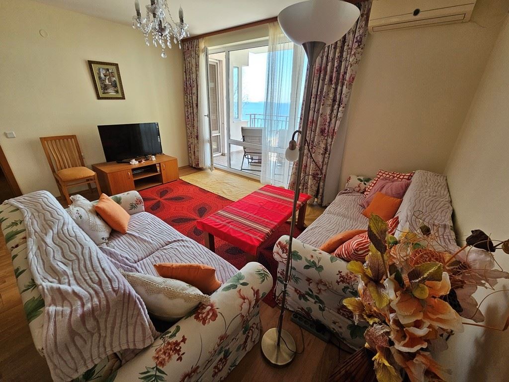 Свети Влас, первая линия моря – панорамная квартира с одной спальней с видом на море из каждой комнаты