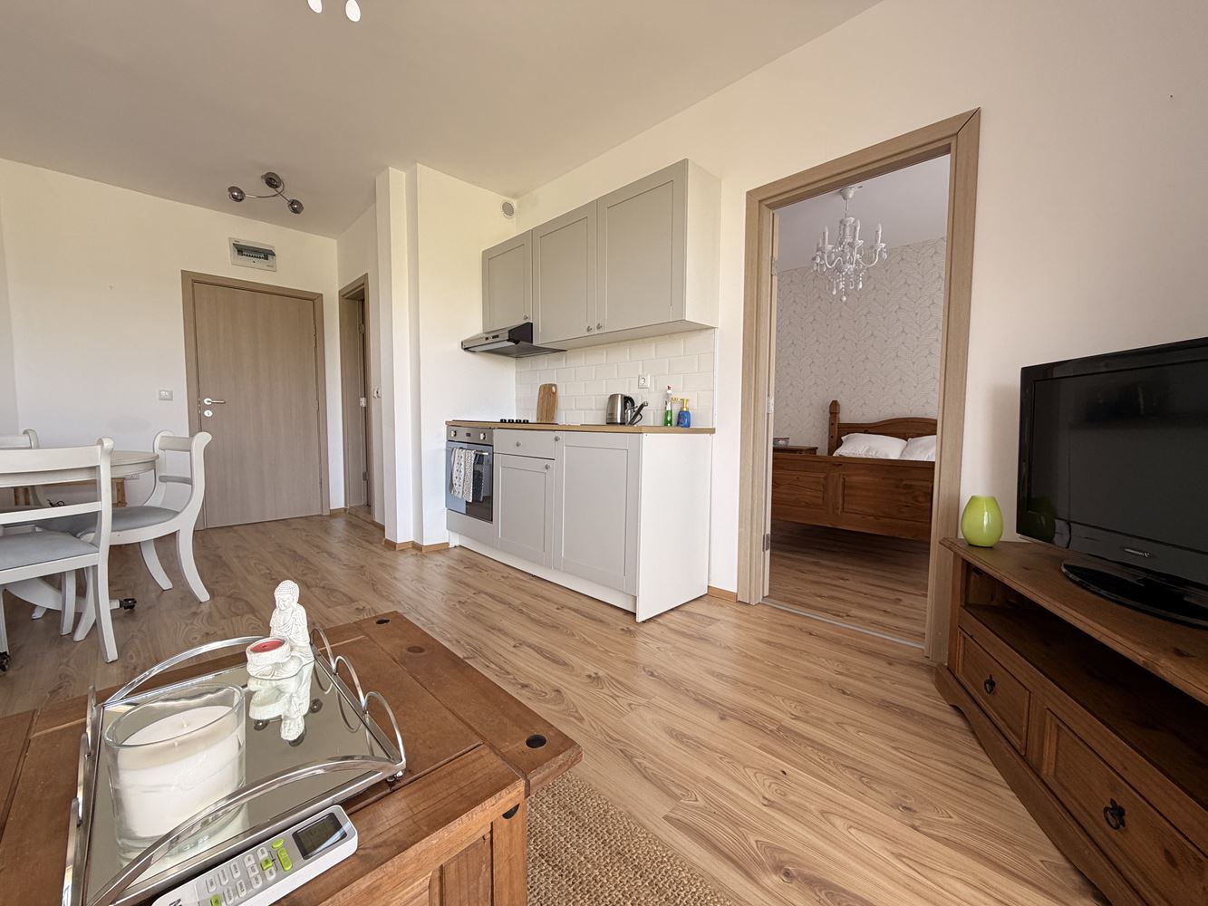 Квартира с двумя спальнями и панорамной террасой на окраине Солнечного Берега – уют, тишина и стиль