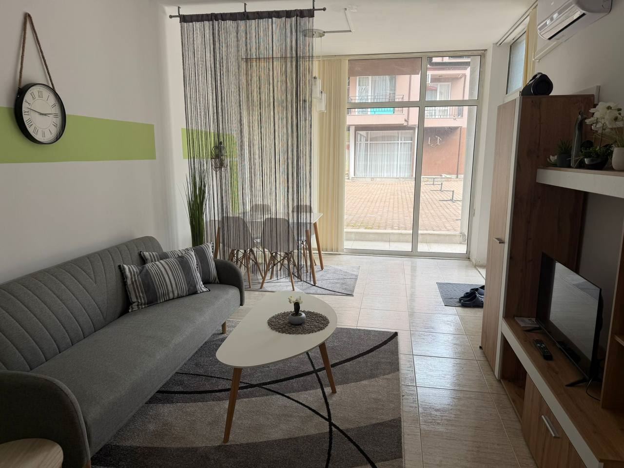 Квартира с одной спальней в Солнечном Береге с отличными удобствами и близостью к пляжу