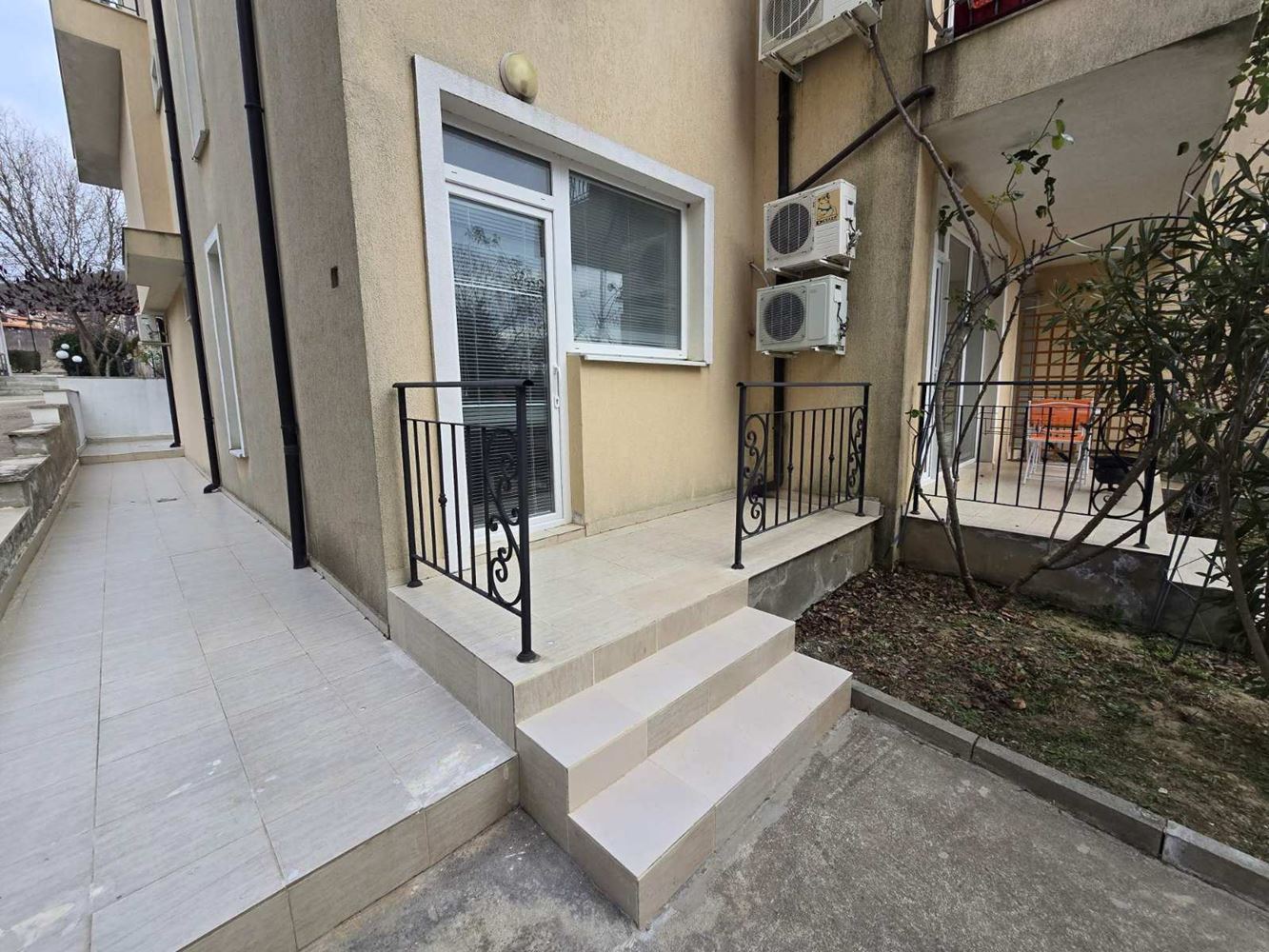 Уютная студия с отдельным входом и юго-западной экспозицией – тишина и комфорт рядом с Солнечным Берегом