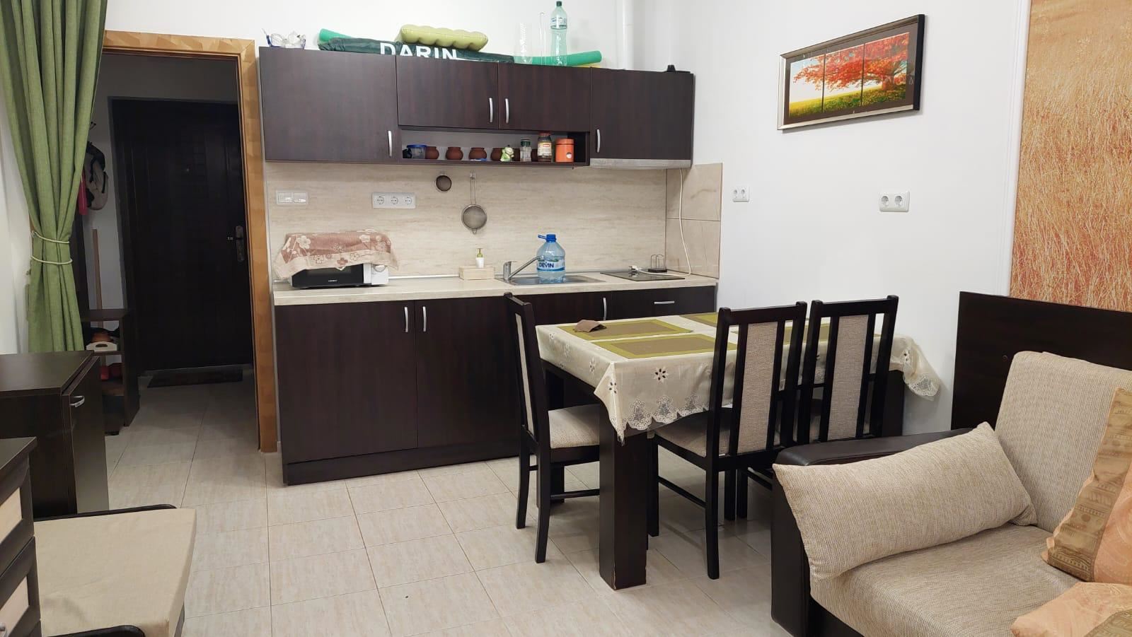 Обзаведенная студия в Старом городе Поморие – в 100 м от моря, с большой застекленной террасой и отличной локацией