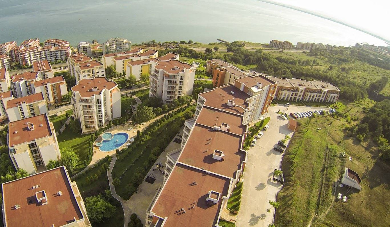 Двухкомнатная квартира с частичным видом на море в Святом Власе – меблированная, после ремонта, в элитном закрытом комплексе