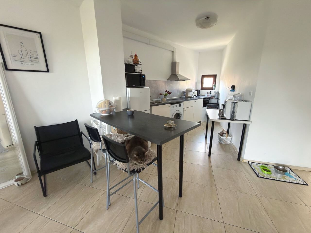 Просторная квартира с двумя спальнями на первой линии моря в Ахелое – комфорт, роскошь и уют для всей семьи