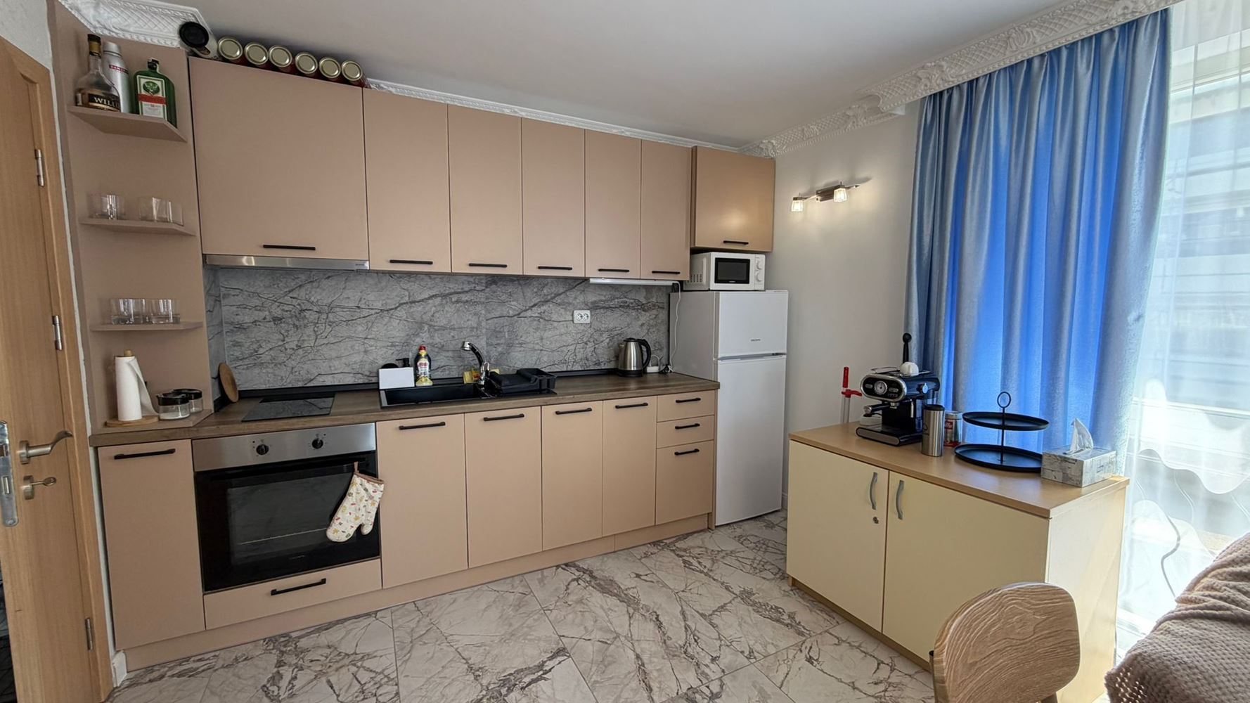 Просторная двухкомнатная квартира в 300 м от моря в Солнечном Береге – комфорт, безопасность и отличная инвестиция