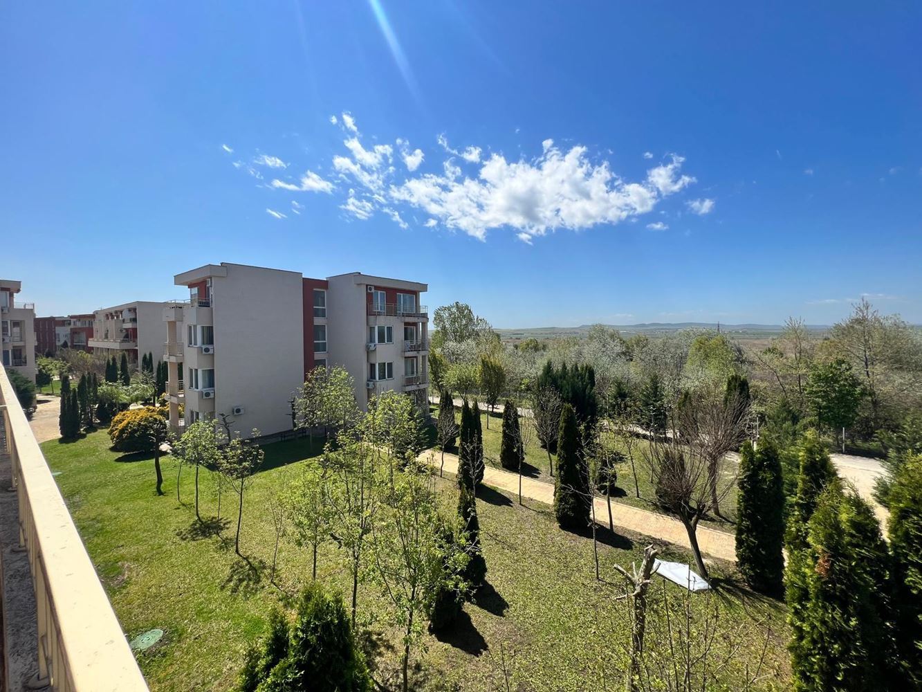 Просторная и полностью меблированная студия в Солнечном Берегу – готова к проживанию или инвестиции