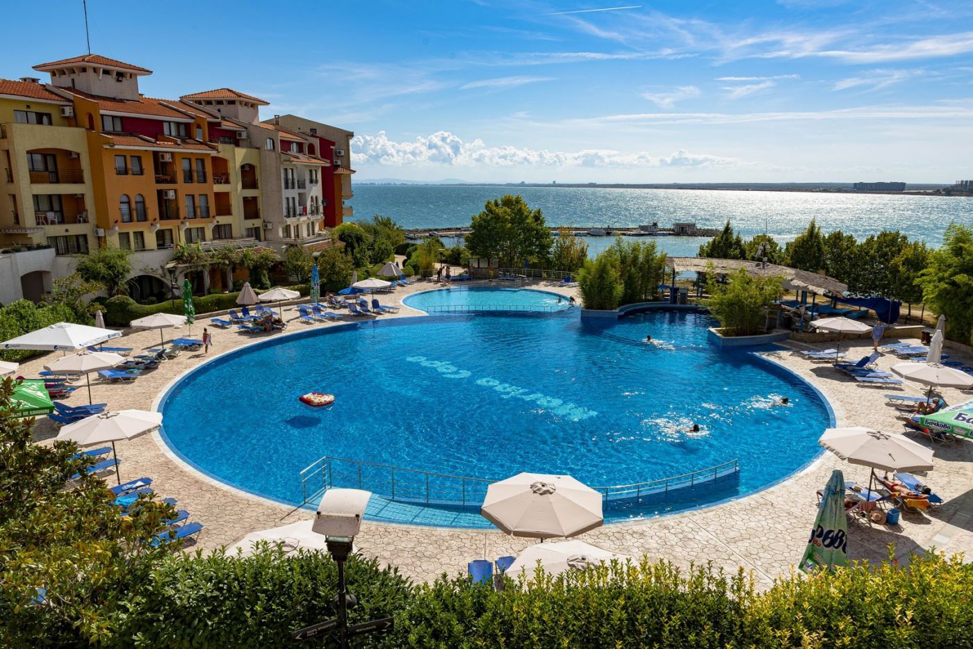 Просторная квартира с двумя спальнями на первой линии моря в Ахелое – комфорт, роскошь и уют для всей семьи