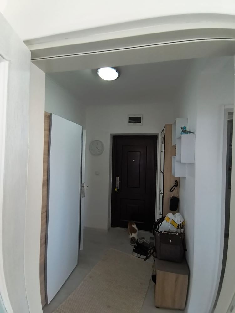 Отремонтированная двухкомнатная квартира с панорамным видом в современном комплексе рядом с Солнечным берегом