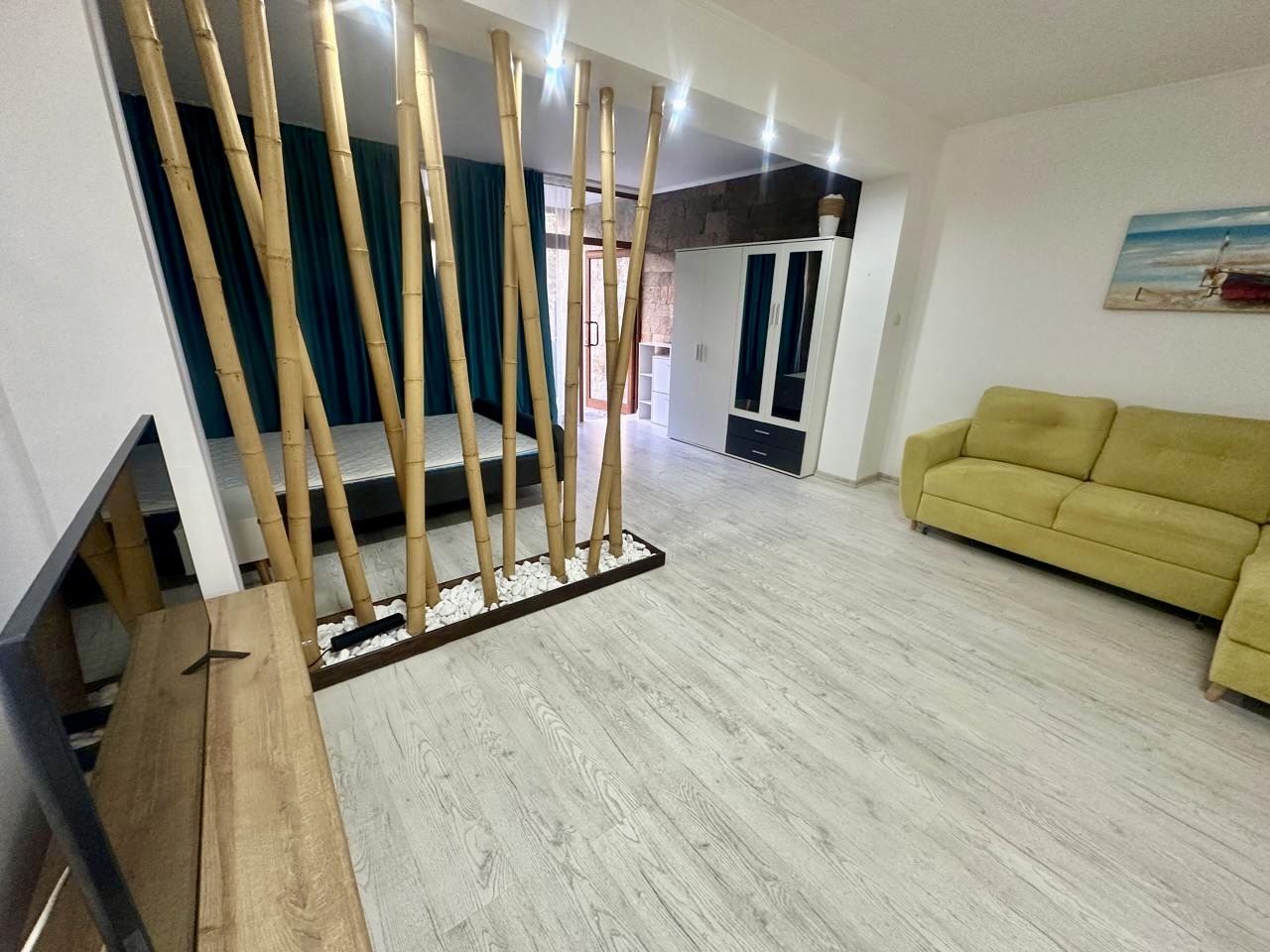 Просторная студия на партере с террасой и возможностью переделки в квартиру с одной спальней – всего в 300 м от моря