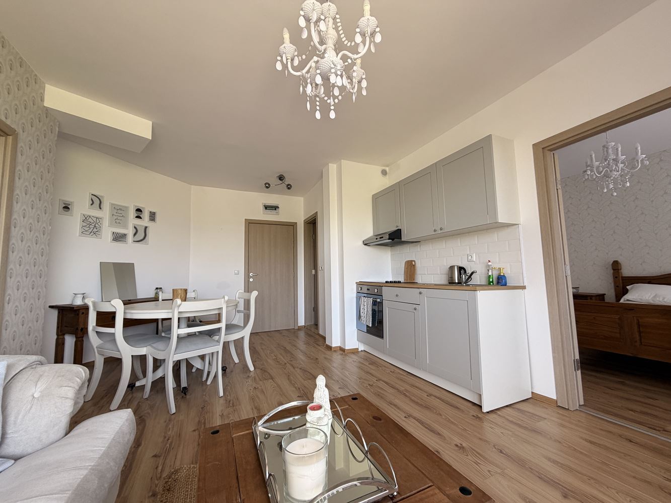 Квартира с двумя спальнями и панорамной террасой на окраине Солнечного Берега – уют, тишина и стиль