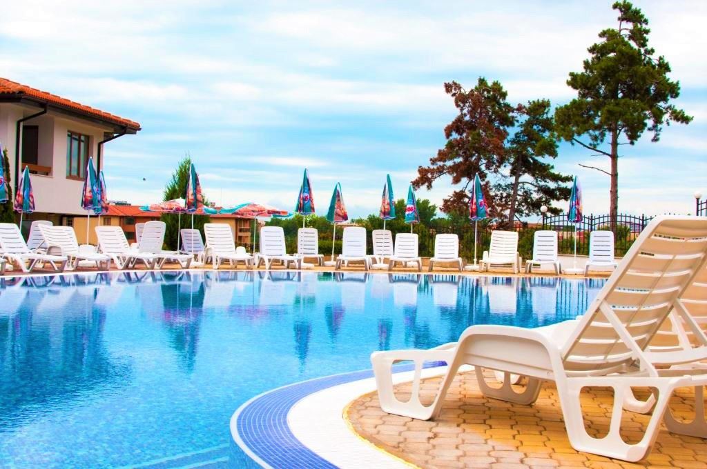 Двухкомнатный апартамент с видом на бассейн на окраине Солнечного Берега – спокойствие, природа и круглогодичный комфорт