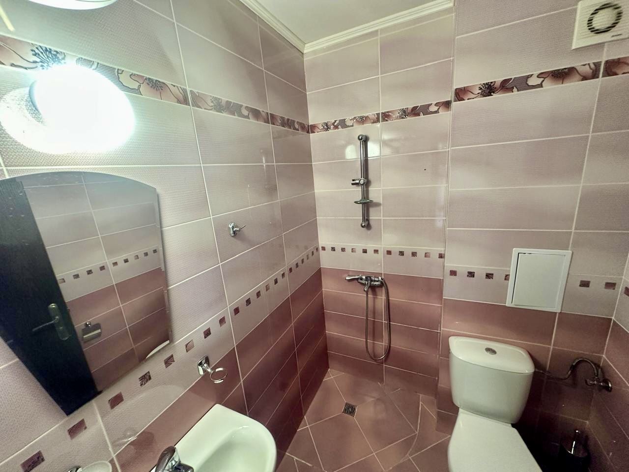 Просторная студия на партере с террасой и возможностью переделки в квартиру с одной спальней – всего в 300 м от моря