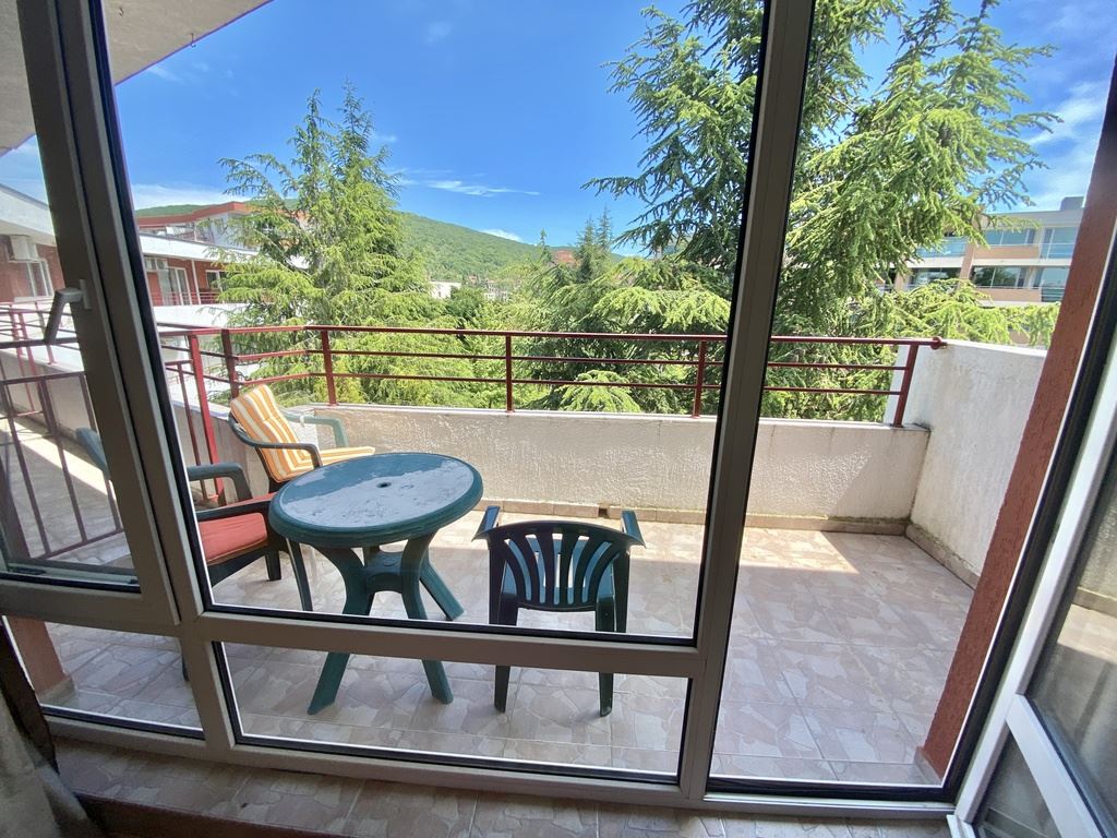 Студия на первой линии в комплексе в Елените – море, горы и курортный комфорт в одном