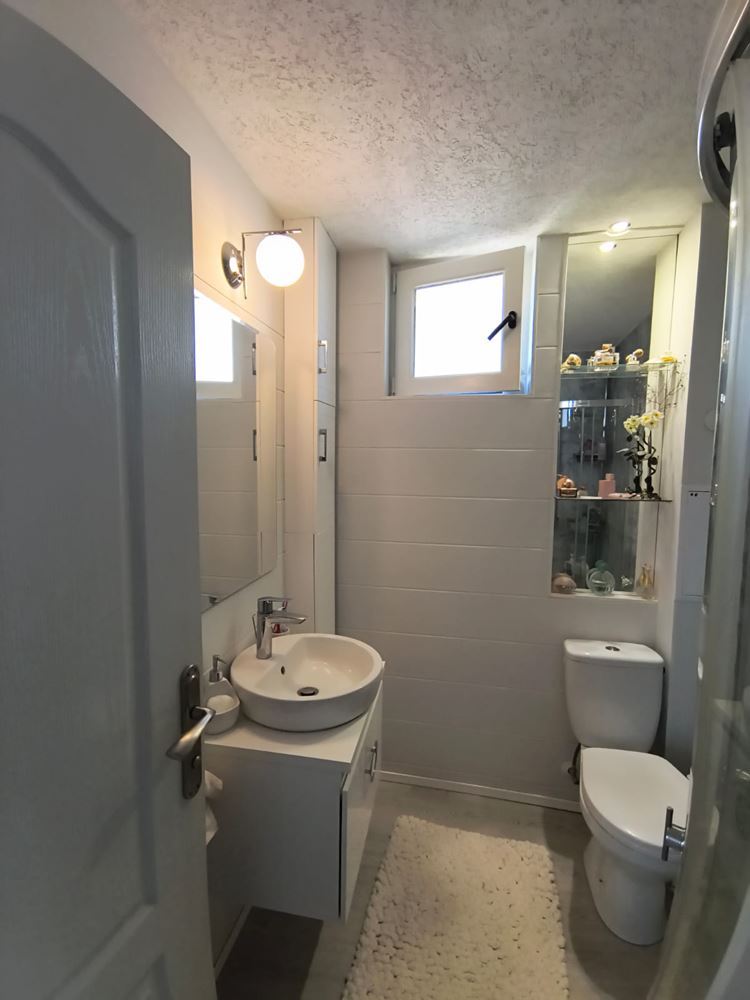 Отремонтированная двухкомнатная квартира с панорамным видом в современном комплексе рядом с Солнечным берегом