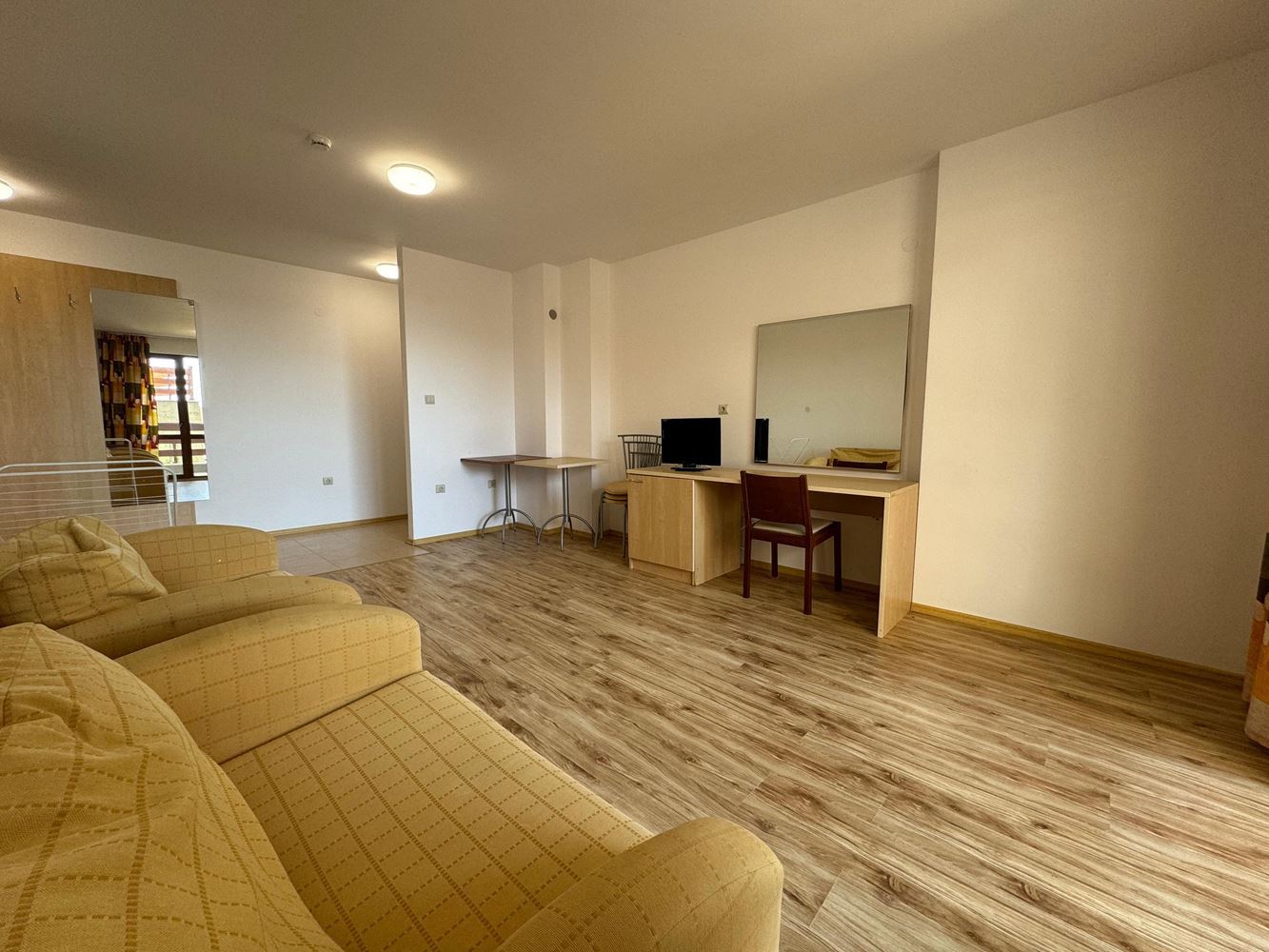 Двухкомнатный апартамент с видом на бассейн на окраине Солнечного Берега – спокойствие, природа и круглогодичный комфорт