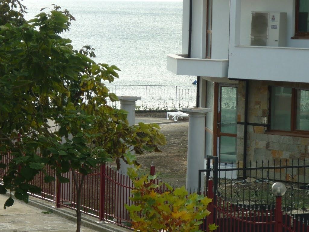 Обставленная квартира с одной спальней на первой линии с видом на море в Элените