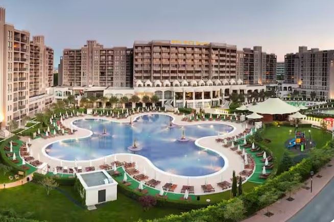 Эксклюзивная студия с садом и прямым доступом к бассейну – в 100 м от моря в Солнечном берегу