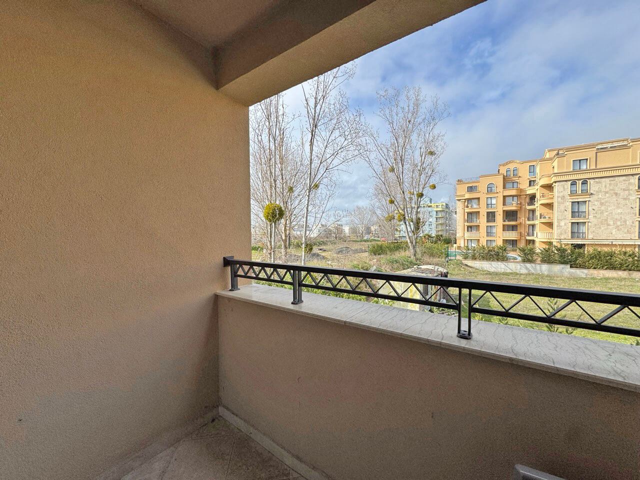 Светлая студия в люксовом комплексе – прекрасный уют у бассейна