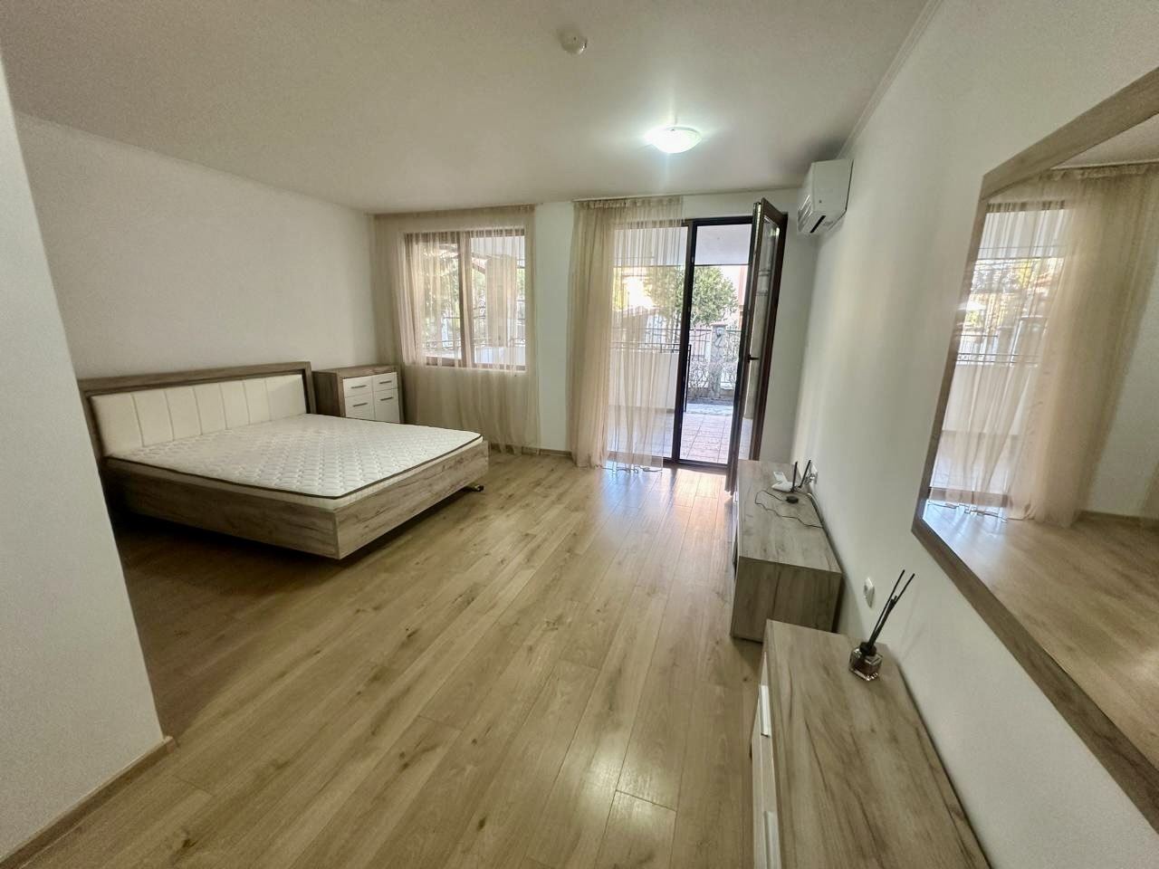 Просторная студия на партере с большой террасой и возможностью переделки в квартиру с одной спальней – безопасность и комфорт в Несебре