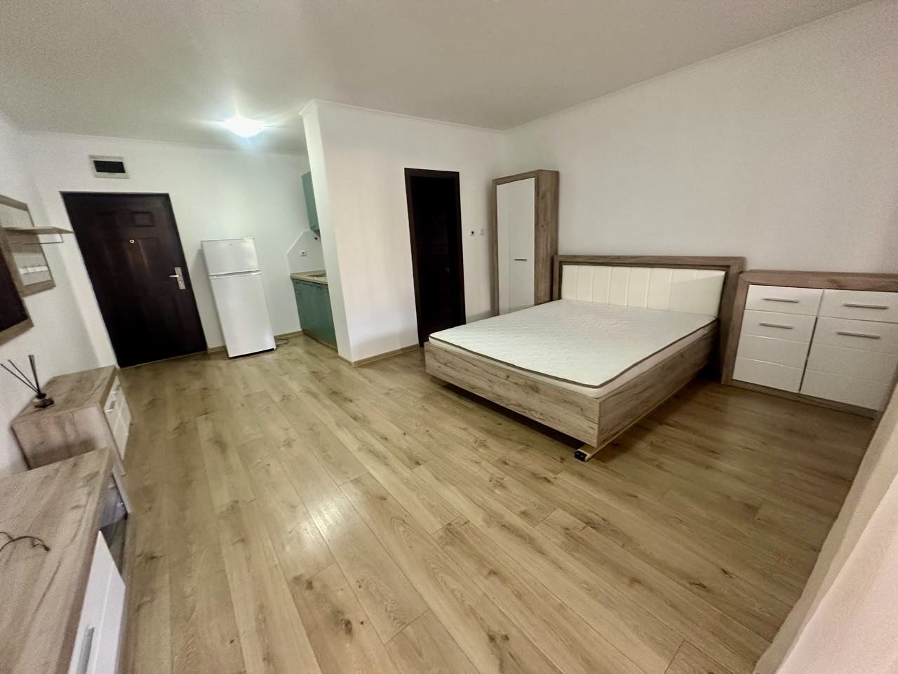 Просторная студия на партере с большой террасой и возможностью переделки в квартиру с одной спальней – безопасность и комфорт в Несебре