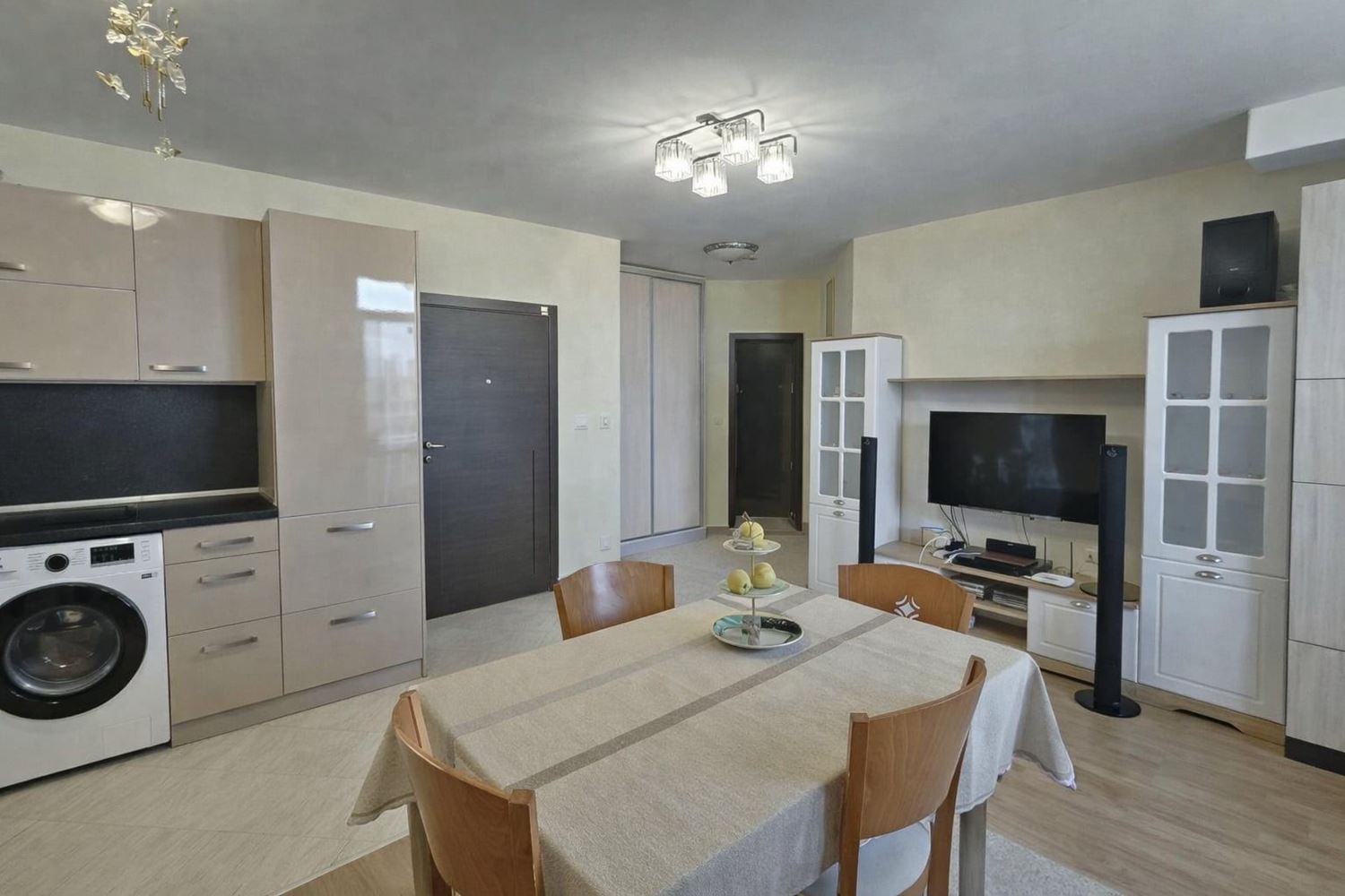 Просторная квартира с одной спальней с панорамным видом на солницы и море в городе Поморие