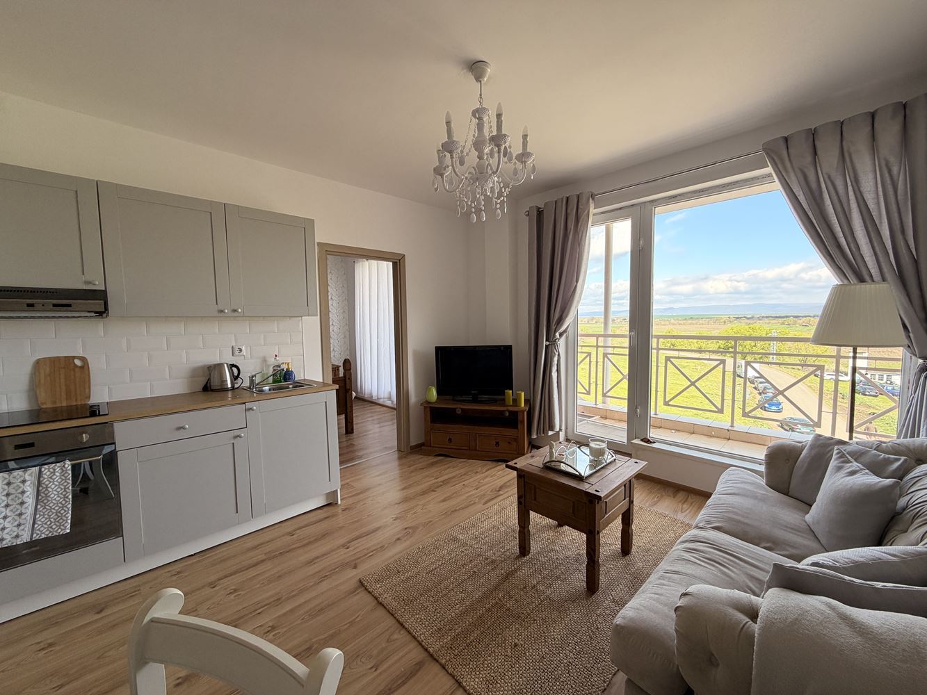 Квартира с двумя спальнями и панорамной террасой на окраине Солнечного Берега – уют, тишина и стиль