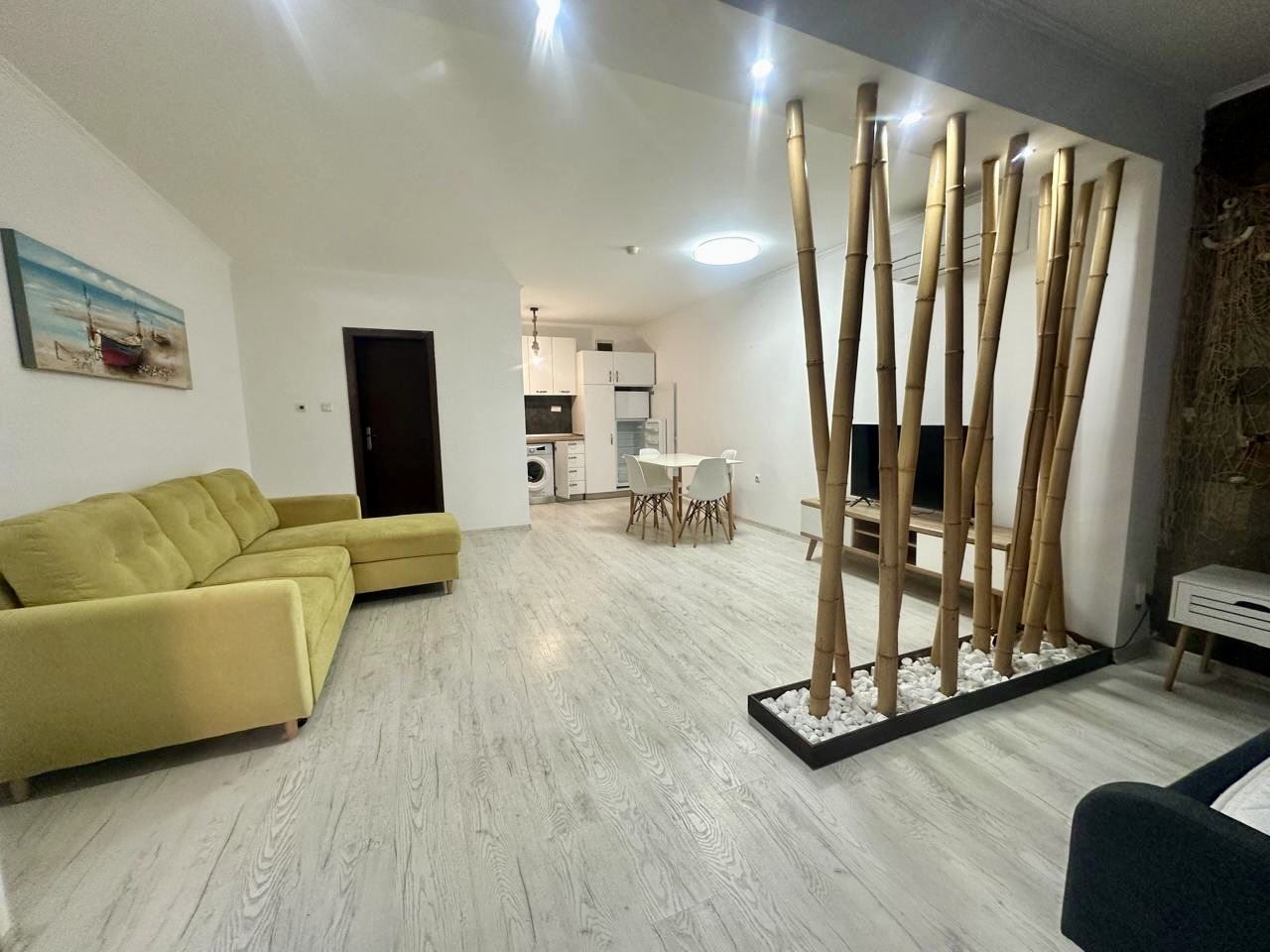 Просторная студия на партере с террасой и возможностью переделки в квартиру с одной спальней – всего в 300 м от моря