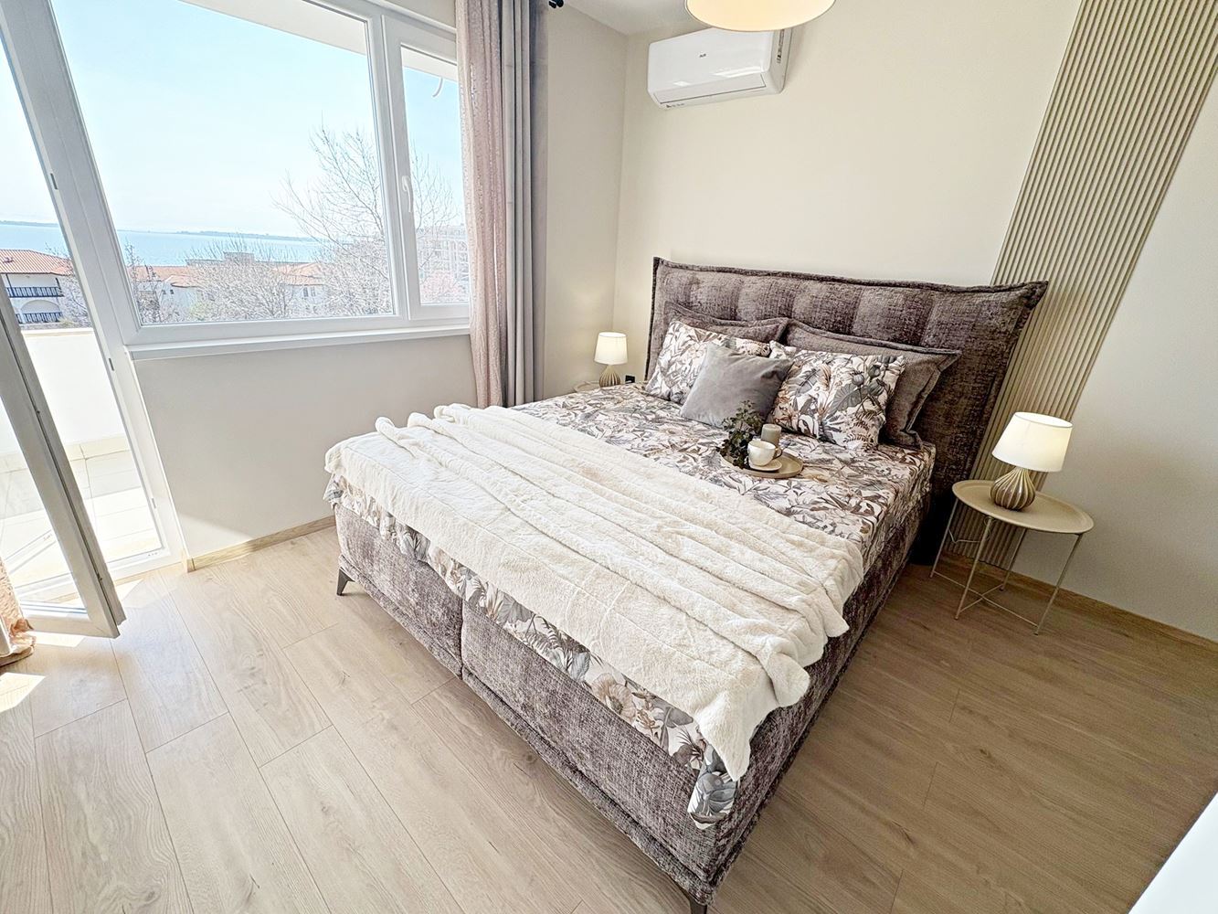 Два независимых жилых пространства с видом на море в центре Святого Власа – дизайнерский интерьер и собственное парковочное место