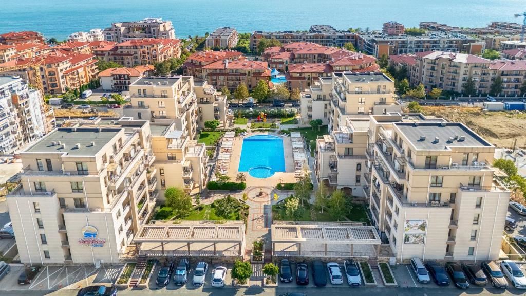 Морской уют с собственным двором – двухкомнатная квартира с одной спальней в нескольких шагах от пляжа в Свети Влас