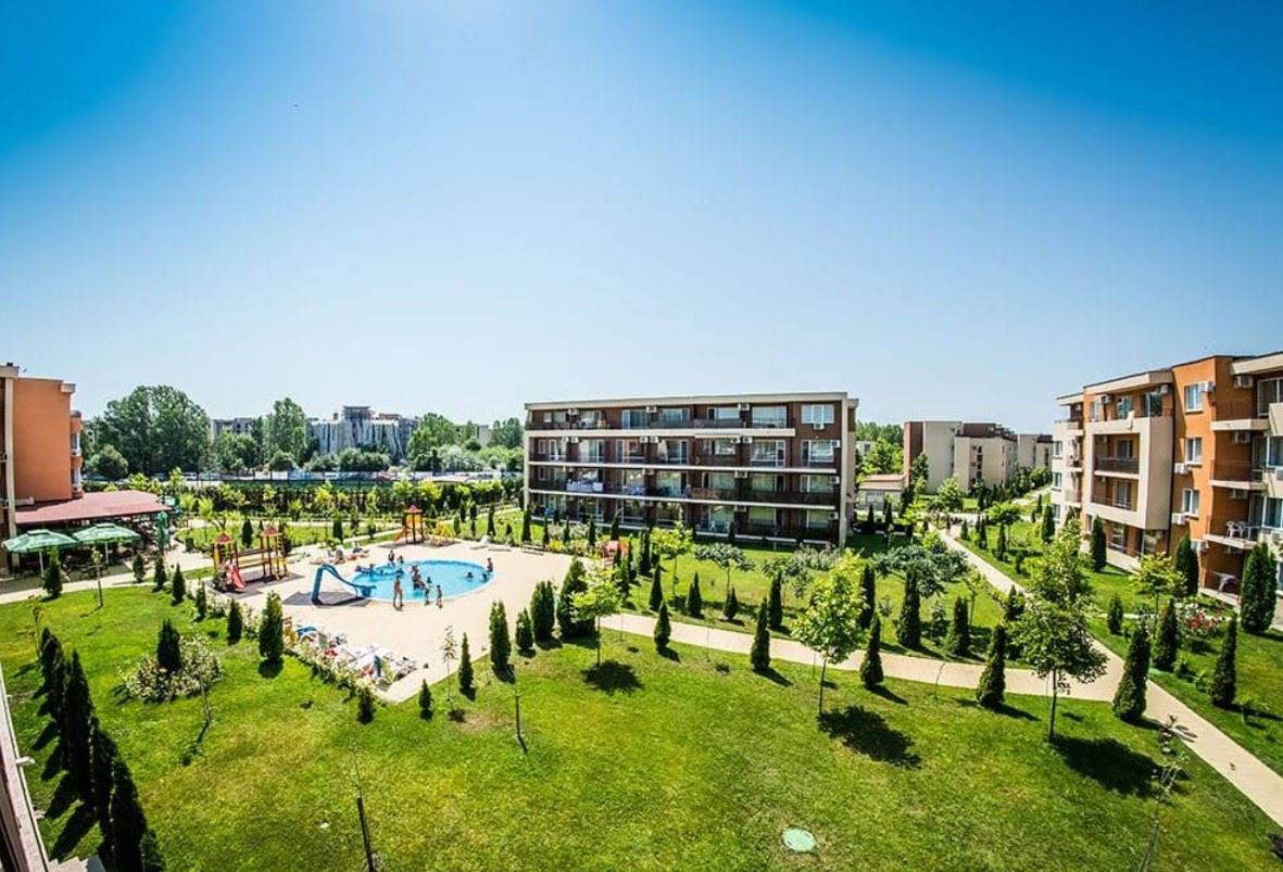 Просторная студия с террасой в современном комплексе на Солнечном берегу – комфорт и развлечения в шаговой доступности от моря