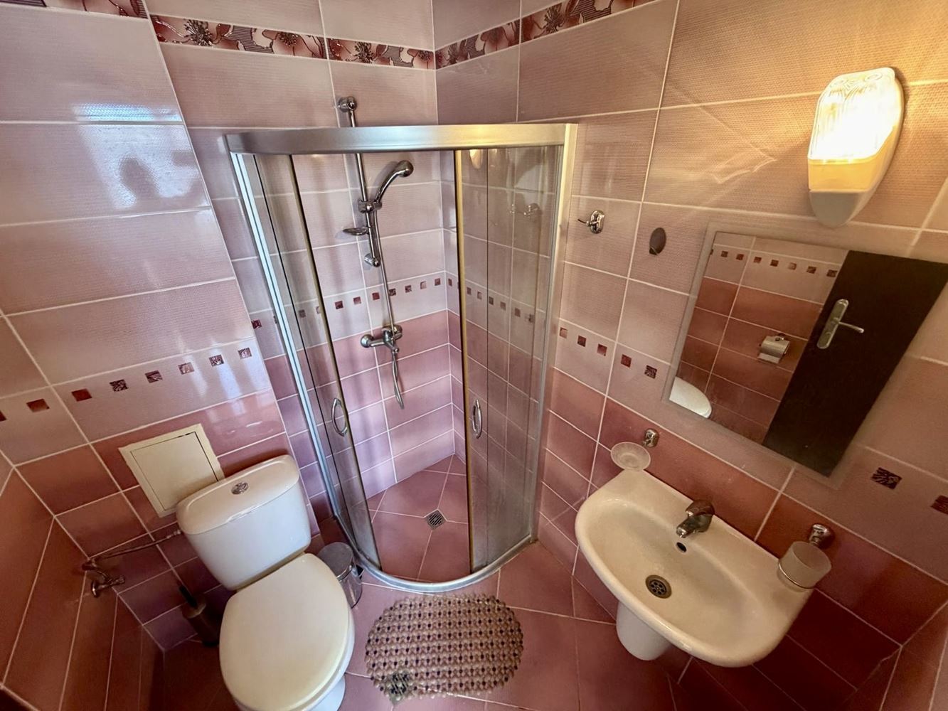 Панорамная студия с впечатляющим видом на море в Несебре – готова к заселению